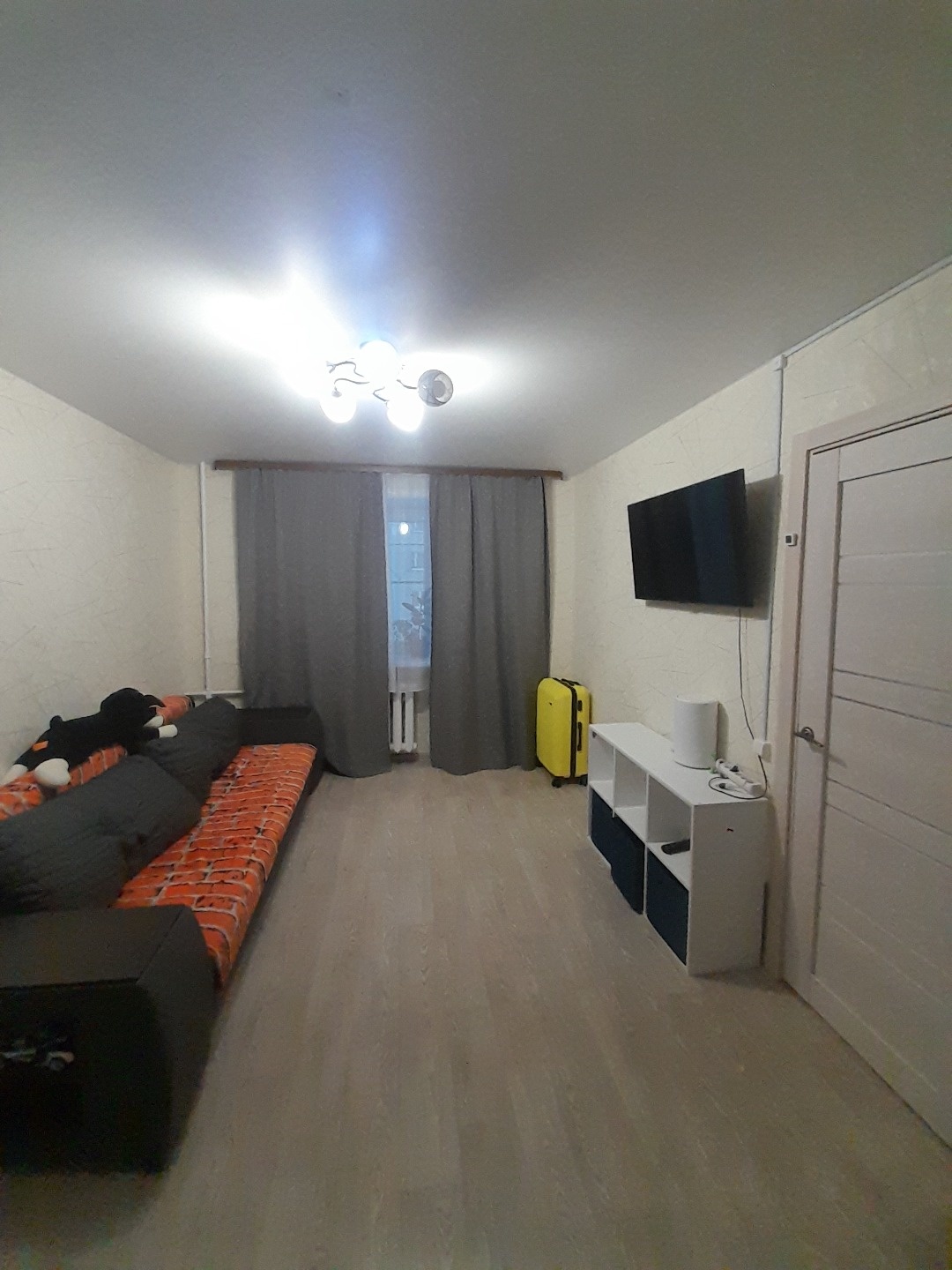 Сдаётся на длительный срок две смежные комнаты, в доме коридорного типа. Как малогабаритная квартира, одна комната (гостиная), вторая разделена на детскую и зону кухни и прихожей, санузел раздельный, закрывается на ключ. В комнате не готовят, для этого есть общая кухня. Соседи порядочные, соблюдаетс