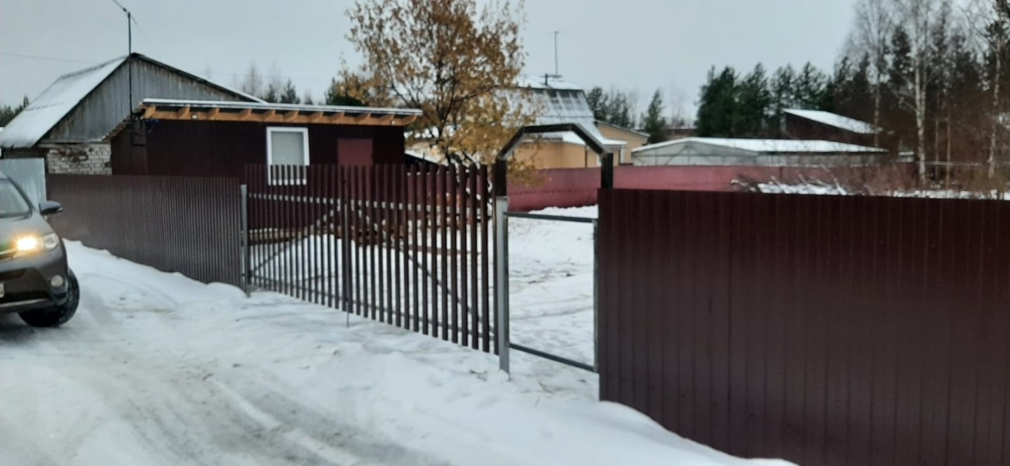 Продается участок 12.5 соток. Участок ровный, сухой. На участке есть новая хоз. постройка и установлен забор со стороны линии ,отсыпано место для парковки машины. 