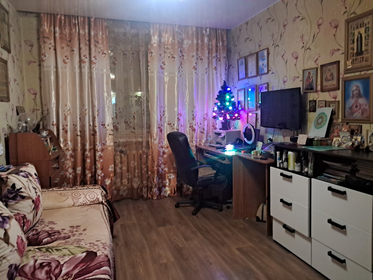 Квартира очень теплая, комнаты большие, одна комната отдельно, две смежные, можно разделить. Санузел совмещен кафель. Рядом два детских сада, магазины. Хорошая транспортная развязка. 