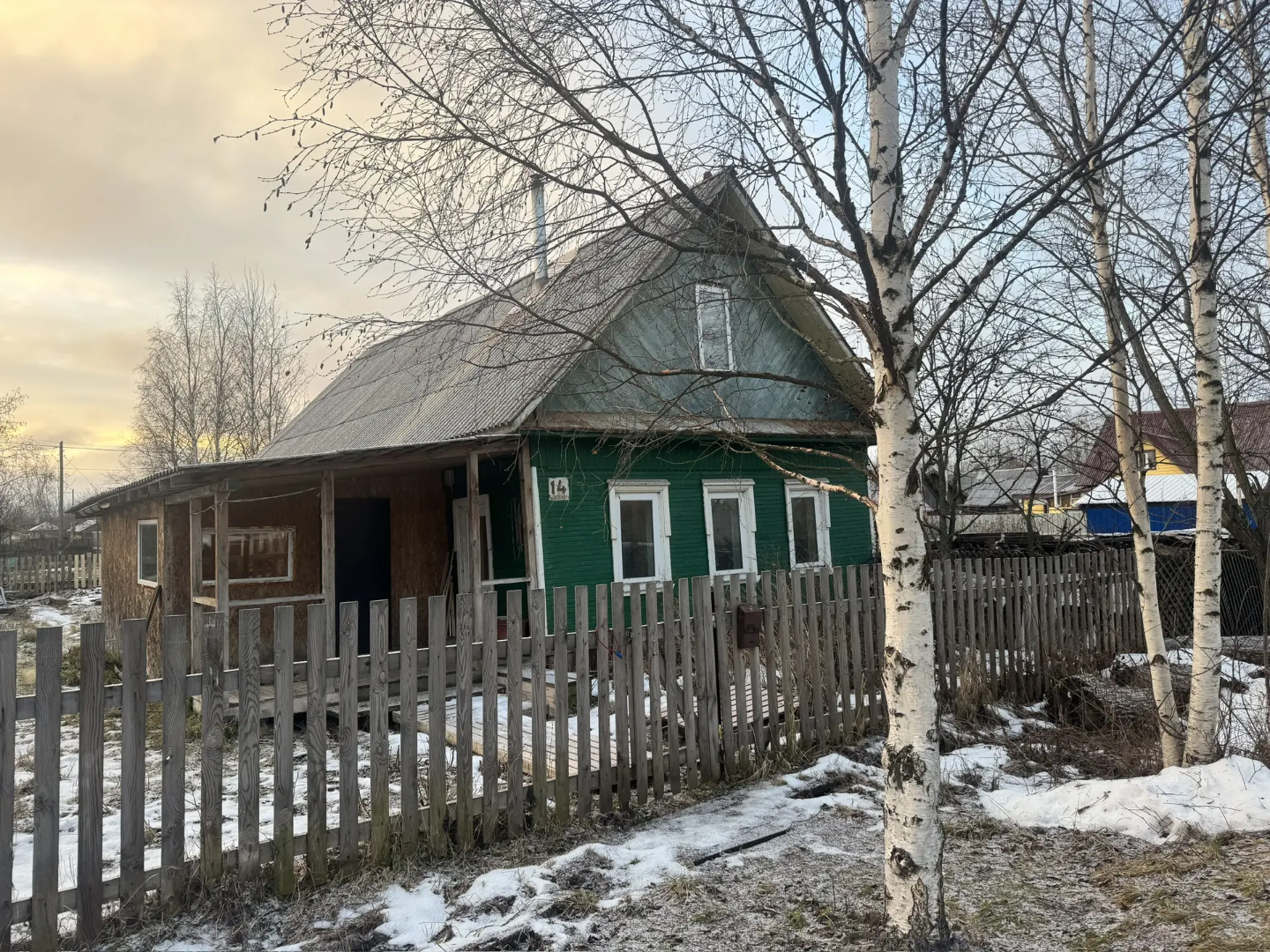 На продаже половина дома (1/2) + земельный участок в собственности 3 сотки
*Баня под ремонт
*Дом из бруса, обшит сайдингом
*По периметру поставлен забор
*Есть возможность подключить газ, подведен
*Вода, установлен септик
*Стеклопакеты
*Водонагреватель 
*Хорошие соседи по дому
 В доме одна жилая комн