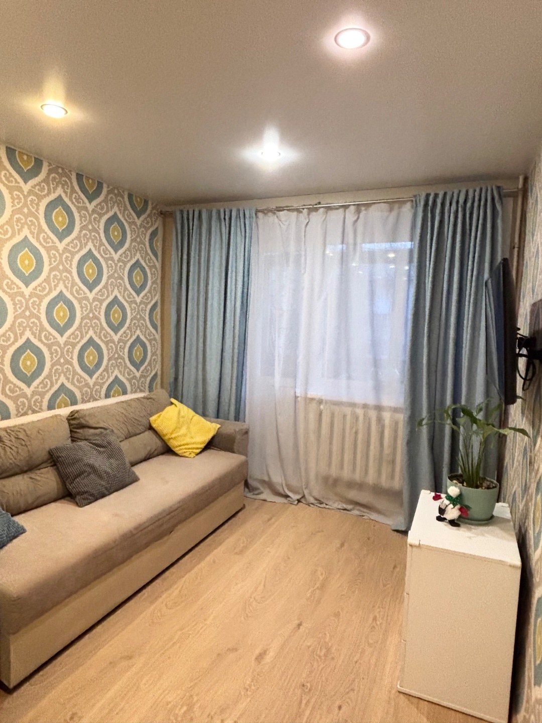 О доме: дом образцово-показательный! Отремонтировано всё- крыша, подвал, подъезды. Облагорожена придомовая территория! Видеонаблюдение!
О квартире: сделан полный качественный ремонт, окна, полы, проводка! теплая!
Остается кухня! Холодильник. Шкаф в комнате, мебель в прихожей, в ванной - все кроме, с