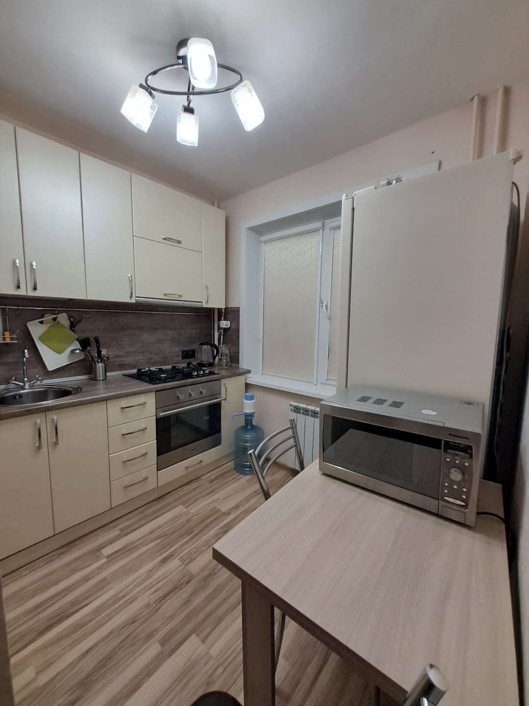 На длительный срок сдается уютная квартира. Хороший ремонт, спокойные соседи. Хорошая транспортная развязка. Множество магазинов и тц. 