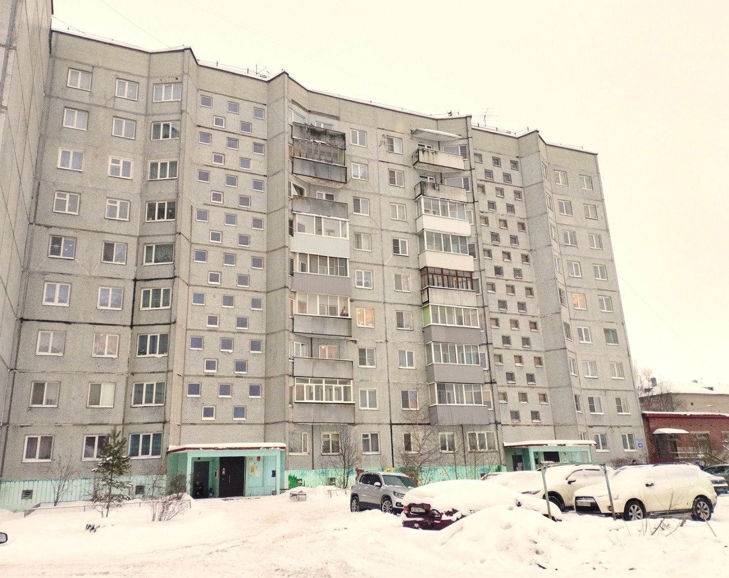 Сдается двухкомнатная квартира на длительный срок!
Квартира  93 серии,комнаты раздельные , сан узел раздельный ,просторная лоджия, по состоянию,  в обычнейшем состоянии , но чистая , аккуратная.
25000 рублей + коммунальные платежи !
15000 рублей единоразовый платеж(комиссия)