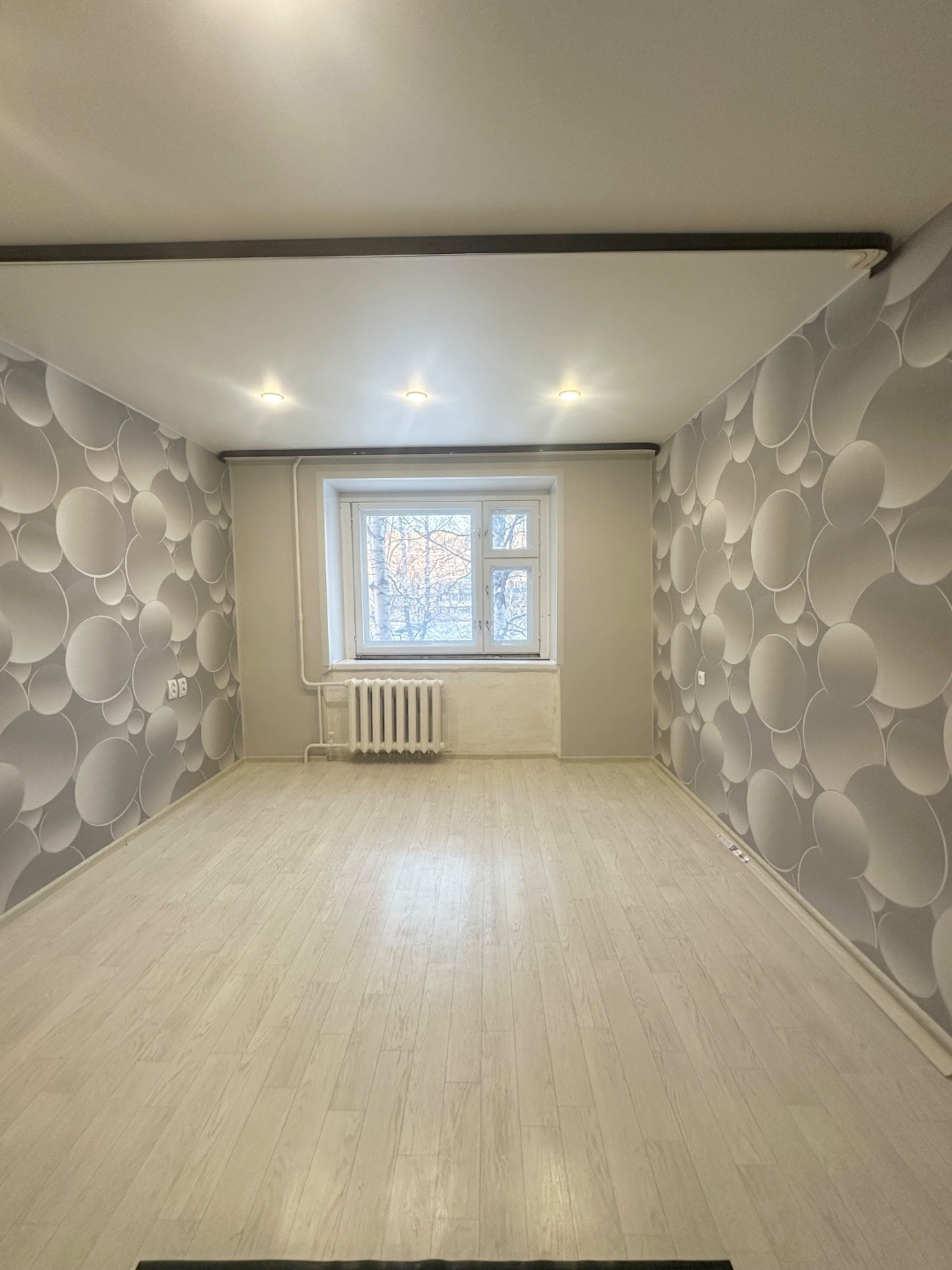 На прямой продаже комната в коммунальной квартире.
Вид права - доля.
Сособственники уведомлены.

Комната теплая, в хорошем состоянии, чистенькая, аккуратная, солнечная
Напольное покрытие ламинат, установлен натяжной потолок.
Кухонный гарнитур остается.

Места общего пользования в опрятные.
Соседи бл