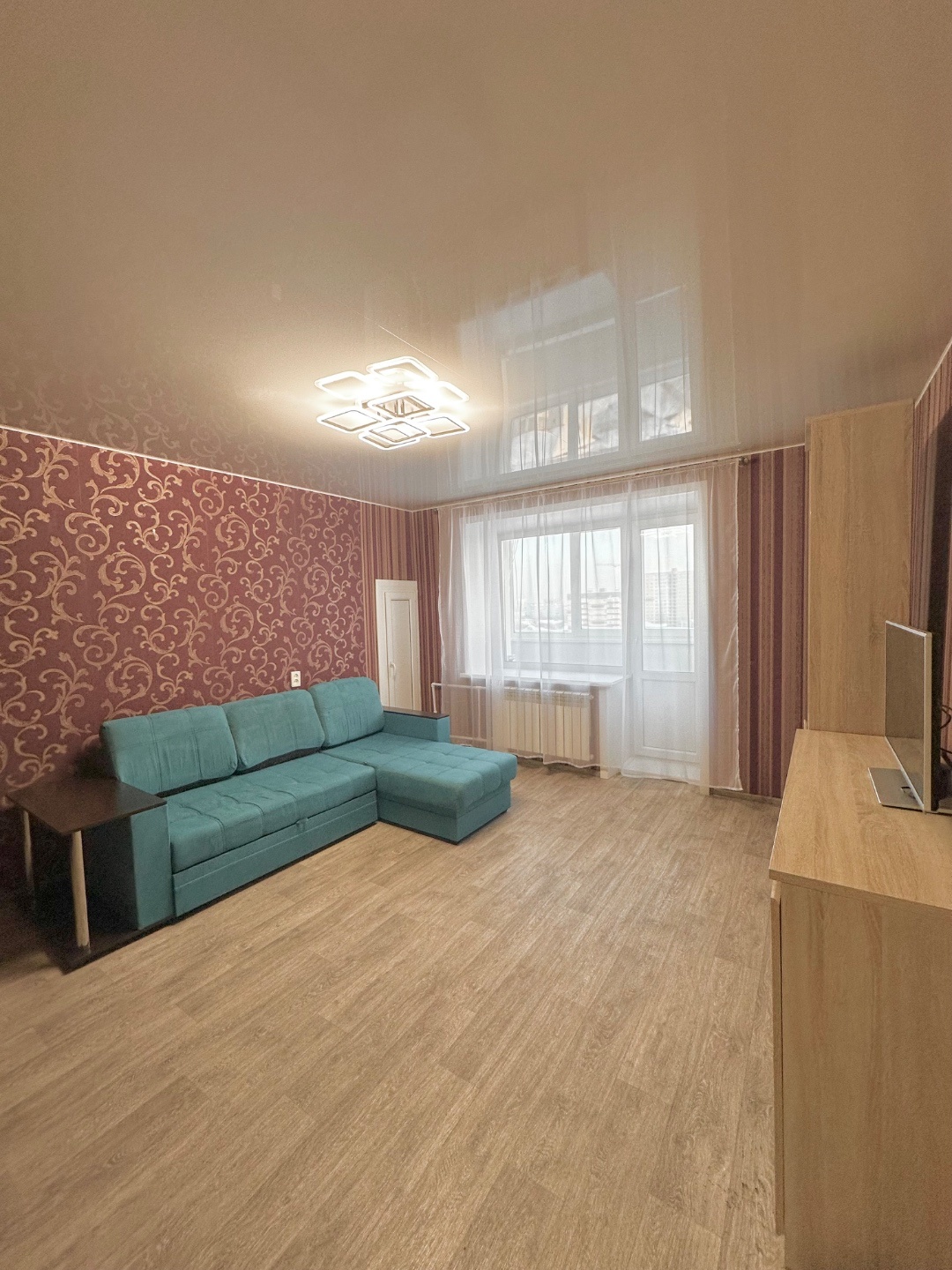 На прямой продаже большая, солнечная квартира в кирпичном доме индивидуальной планировки!
Дом кирпичный - 1983 года постройки.
Общая площадь 35,6 кв.м, комната большая - 19,3 кв.м и вместительная кухня - 7.1 кв.м.
Совмещенный санузел, есть вместительная кладовка.
Состояние квартиры приятное: 
устано