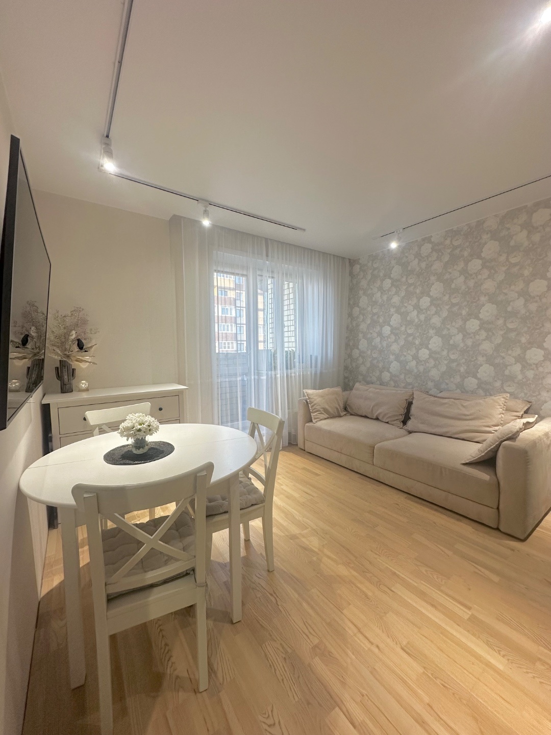 На продаже большая 1-комнатная квартира!
Квартира очень теплая, солнечная.
Сделан достойный современный ремонт:
+ во всей квартире выполнена финишная заливка пола
+ напольное покрытие  - паркет (не гуляет и не скрипит)
+ межкомнатные двери Волховец  - дерево
+ Входная верь с повышенной звукоизоляц