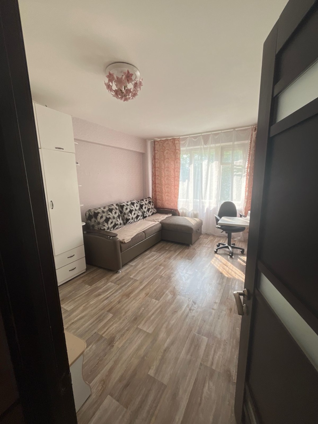 Сдается комната на длительный срок. Ремонт хороший, мебель и техника, места общего пользования в хорошем состоянии. Для девушки. Соседи спокойные.