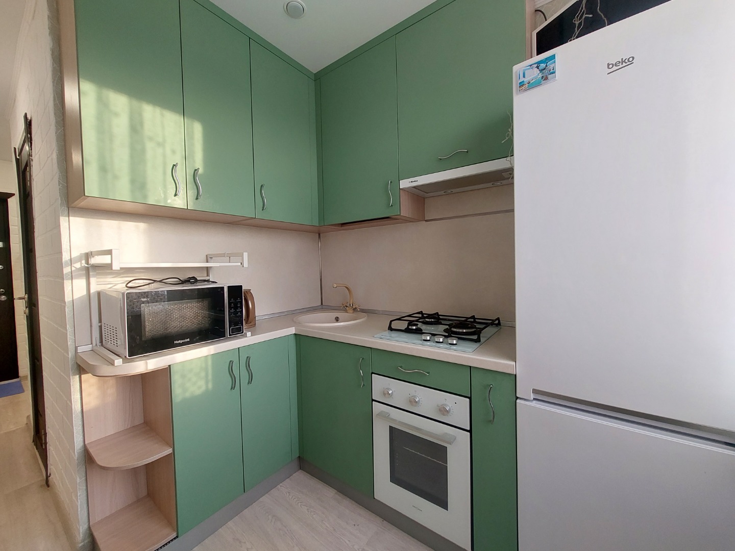 Подходит арктическая ипотека!

Продаётся квартира с безупречным капитальным ремонтом,  укомплектованная мебелью и техникой.

* Стены выровнены и оклеены виниловыми обоями в комнате, а в коридоре, прихожей и кухне – фактурной декоративной штукатуркой. 

* Установлены новые межкомнатные двери. 

* Пол