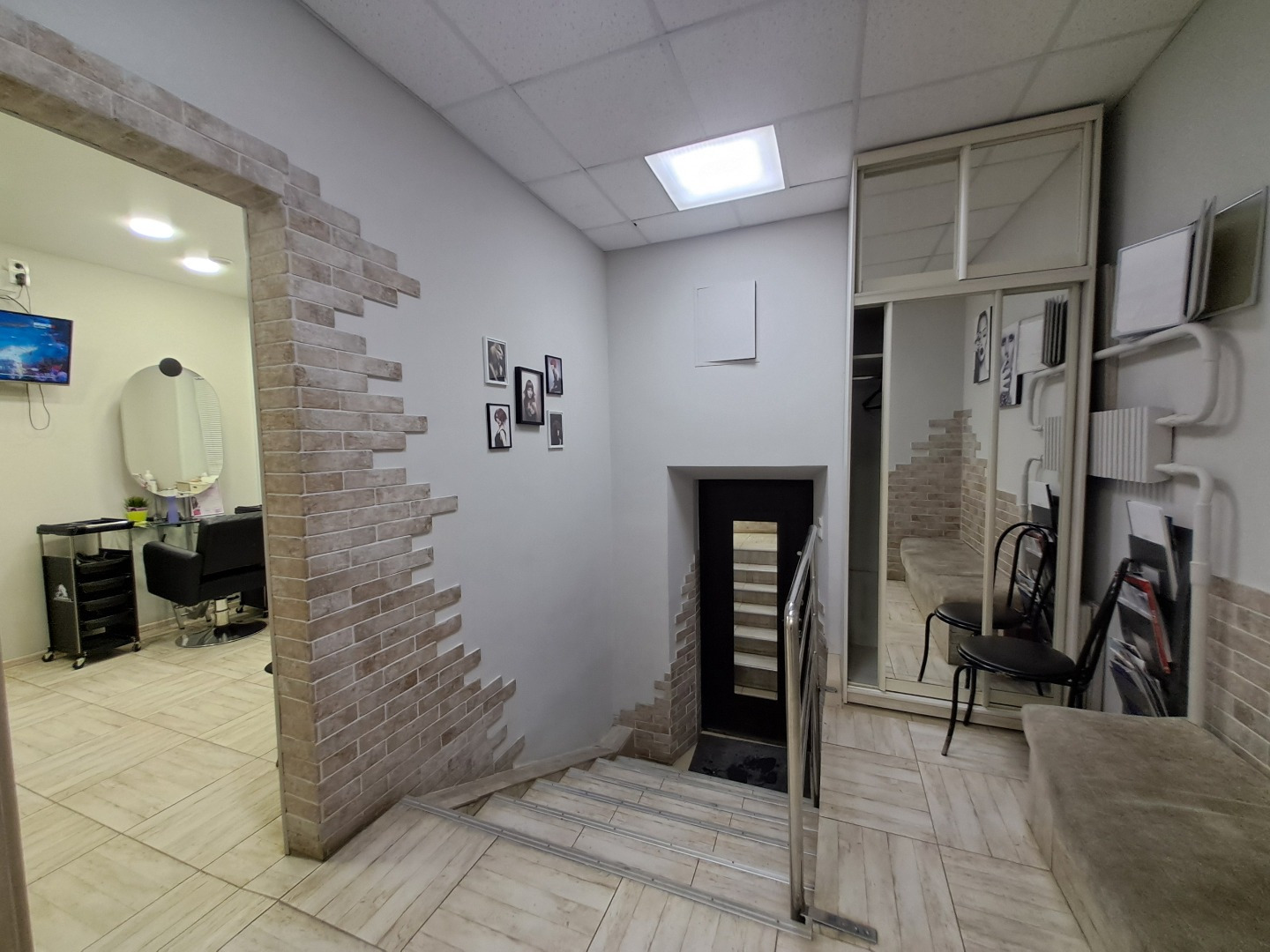 Действующий парикмахерский салон с 1998 года, в собственности. Место проходное. В отличном состоянии,ремонт не требуется. Помещение в собственности. 2 отдельных кабинета. Свободно располагаются 4 рабочих места.Продается со всем оборудованием. Торг возможен.