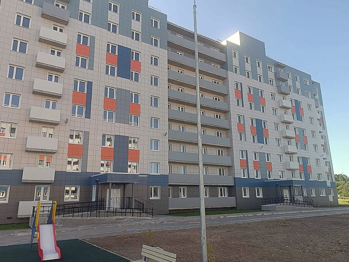 Предлагаем Вашему вниманию , просторную трехкомнатную квартиру для большой семьи !
КВАРТИРА ПОДХОДИТ ПОД АРКТИЧЕСКУЮ ИПОТЕКУ 2% !
Комнаты раздельные , сан узел раздельный , имеется балкон, комфортный 3 этаж.
Дом был сдан в 2025 году ,  ремонт в квартире полностью от застройщика (чистовая отделка) .
