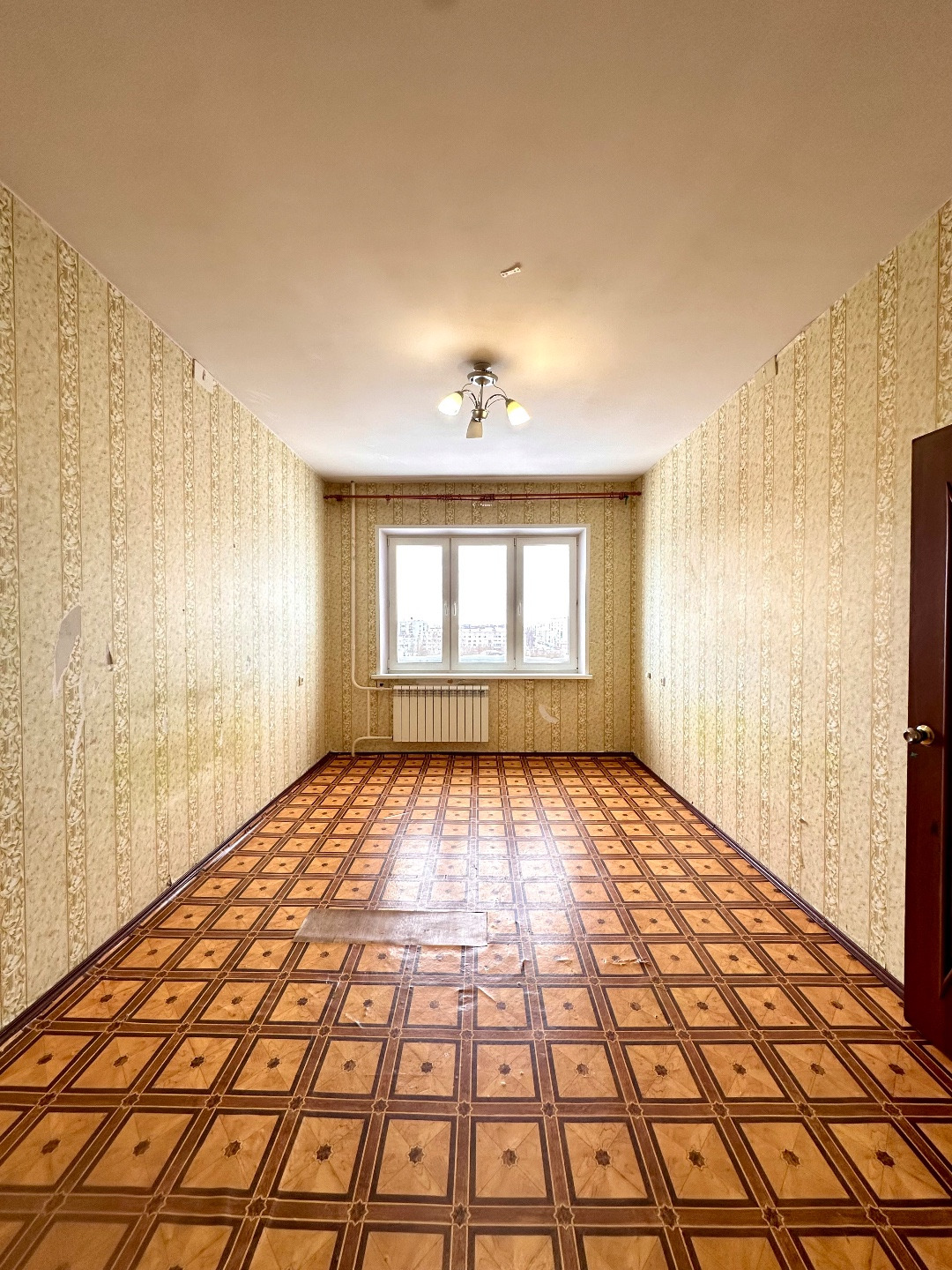 1-комнатная квартира в доме индивидуальной планировки 2011 года постройки.

Общая площадь 35,5 кв.м
Кухня 8,3 кв.м
Комната 20 кв.м
Высота потолков 2,8 м

Квартира очень теплая и светлая. Установлены электроплиты. Есть застекленный балкон и удобная кладовка для хранения. Просторная комната позволяет 