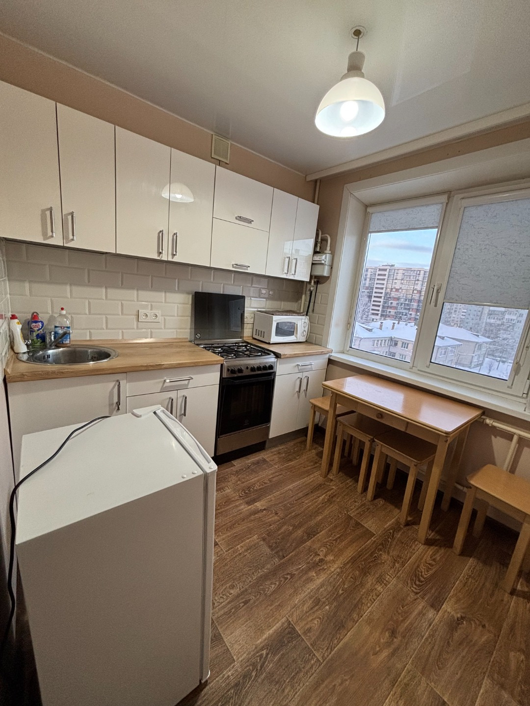 Сдается уютная двухкомнатная квартира на длительный срок.
В квартире выполнен косметический ремонт, комнаты изолированы, что обеспечивает комфортное проживание.
Кухня оборудована необходимой техникой: холодильник, плита, микроволновая печь и стиральная машина.
В комнате и прихожей, много мест хранен