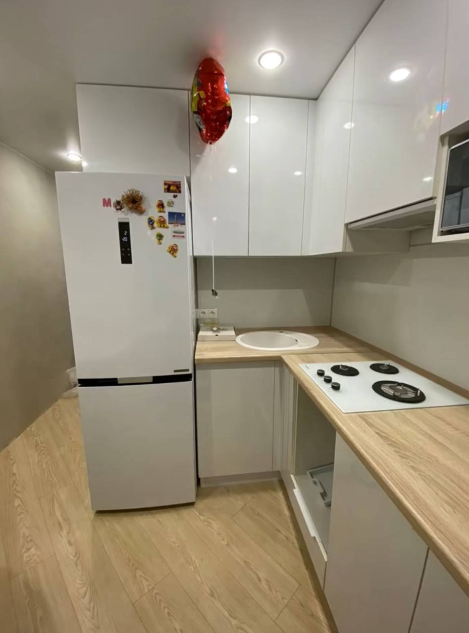 Квартира теплая, Один взрослый собственник. Сделан косметический ремонт.Соседи пенсионеры,доброжелательные.Остановка и магазины в 5-10мин. Без обременений. пишите,звоните.