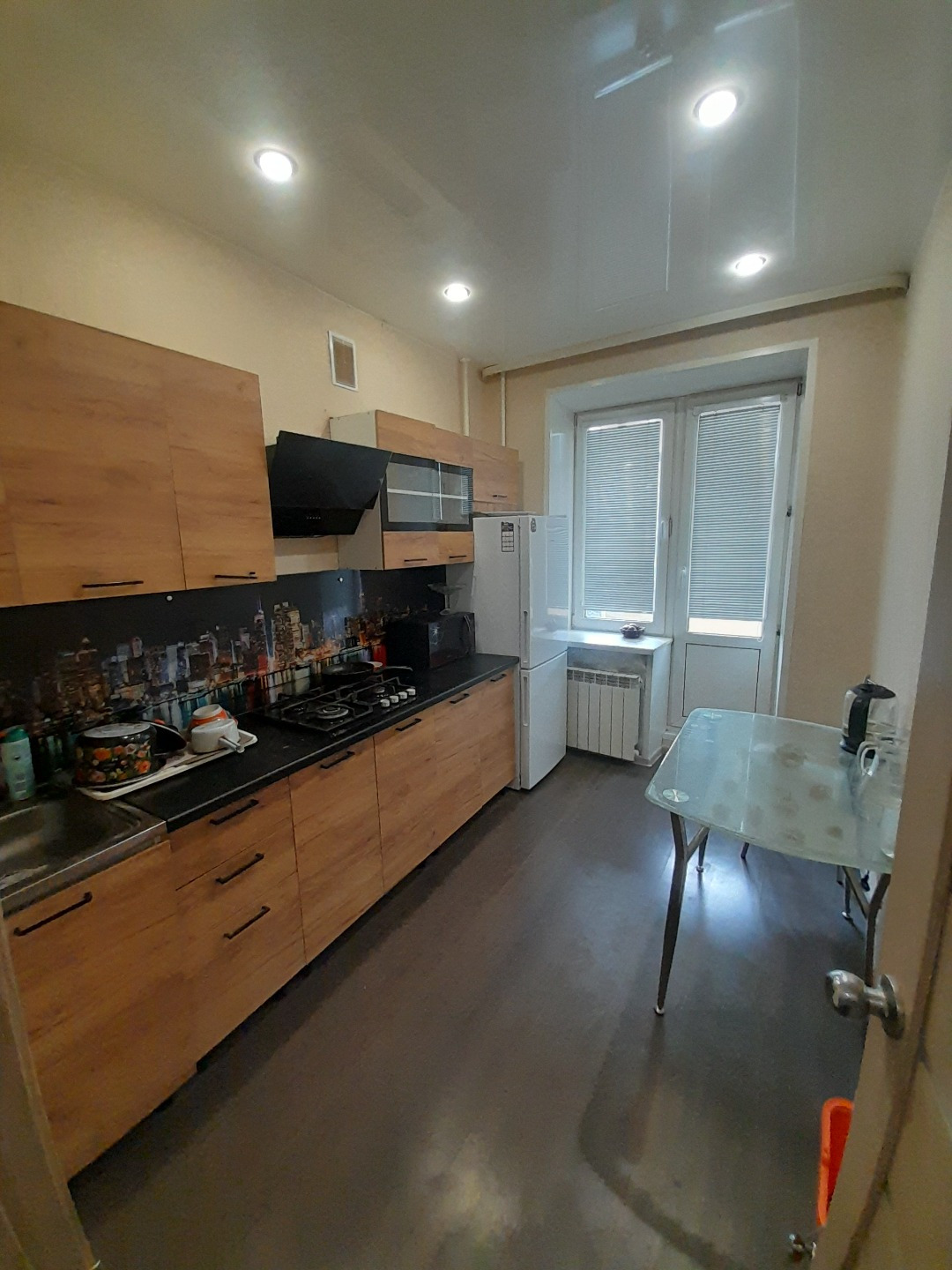 На продаже 3-х комнатная квартира в привокзальном районе в кирпичном доме индивидуальной планировки:
+ 3-й этаж;
+ 2 комнаты смежные, 1 отдельно;
+ окна ПВХ;
+ балкон застеклен;
+ санузел раздельный;
+ счетчики на газ и воду;
+ современные м/комнатные двери;
+ во всей квартире пол-ламинат, натяжные 