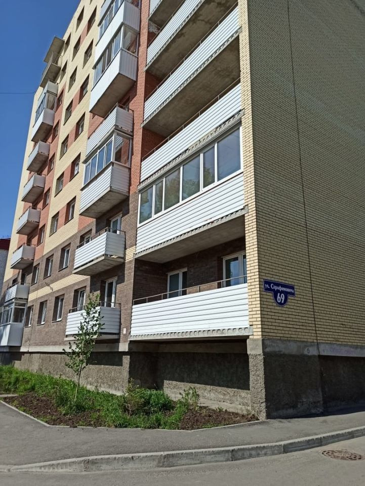 На прямой продаже отличная квартира с хорошим современным ремонтом. Комнаты раздельные,солнечная сторона. Балкон застеклен. Санузел совмещен,с отделкой. Один взрослый собственник. Хорошо развита инфраструктура. Рядом остановки общественного транспорта, тц Титан Арена в 5 минутах. 