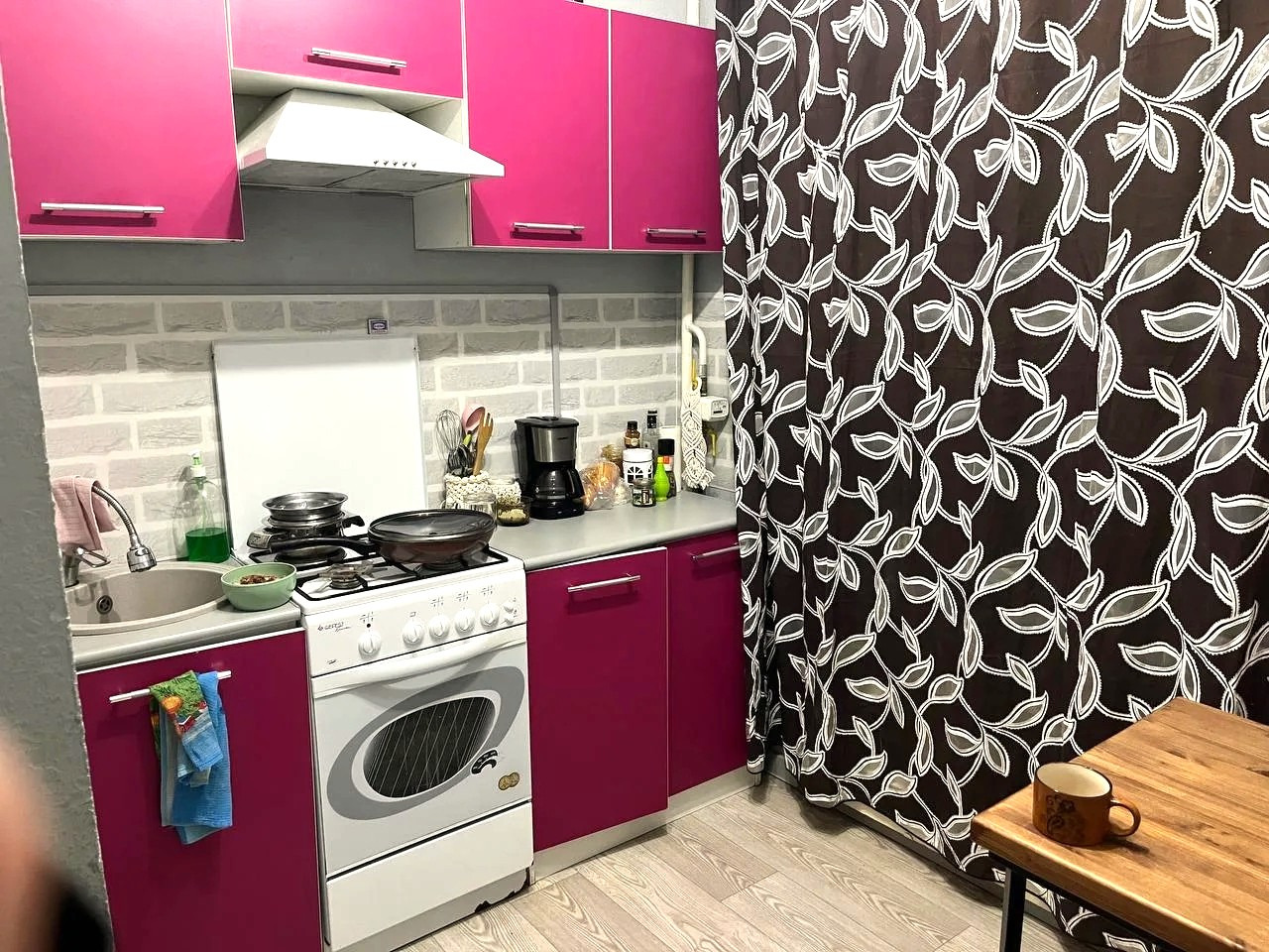 Предлагаем Вашему вниманию, уютную, однокомнатную квартиру !
Квартира чистая, светлая , сделан косметический ремонт , имеется  лоджия на два окна , сан узел раздельный.
Мебель и бытовая техника, остается бонусом новому собственнику.
Комфортный второй этаж , чистый   подъезд , ухоженная придомовая те