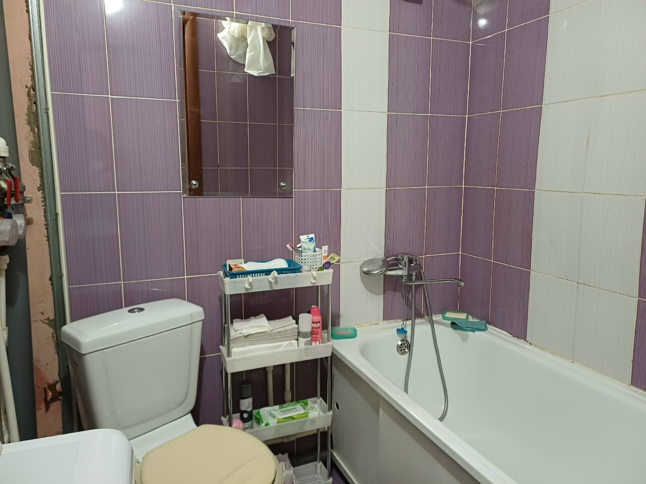 На продаже 1-комнатная квартира в п. Катунино .. Тихий, спокойный район, рядом озеро, лес, свежий воздух. Вся инфраструктура, школа, сады, магазины. До города 20 минут. Состояние хорошее, стеклопакеты, балкон застеклен, натяжные потолки, полы перебраны ламинат. Остаётся встроенная кухня. Один взросл