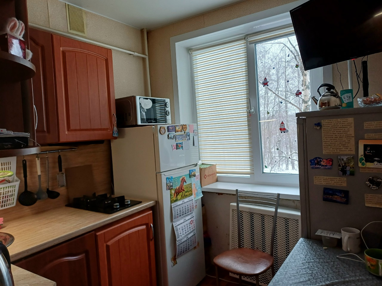 На продаже 1-комнатная квартира в п. Катунино .. Тихий, спокойный район, рядом озеро, лес, свежий воздух. Вся инфраструктура, школа, сады, магазины. До города 20 минут. Состояние хорошее, стеклопакеты, балкон застеклен, натяжные потолки, полы перебраны ламинат. Остаётся встроенная кухня. Один взросл