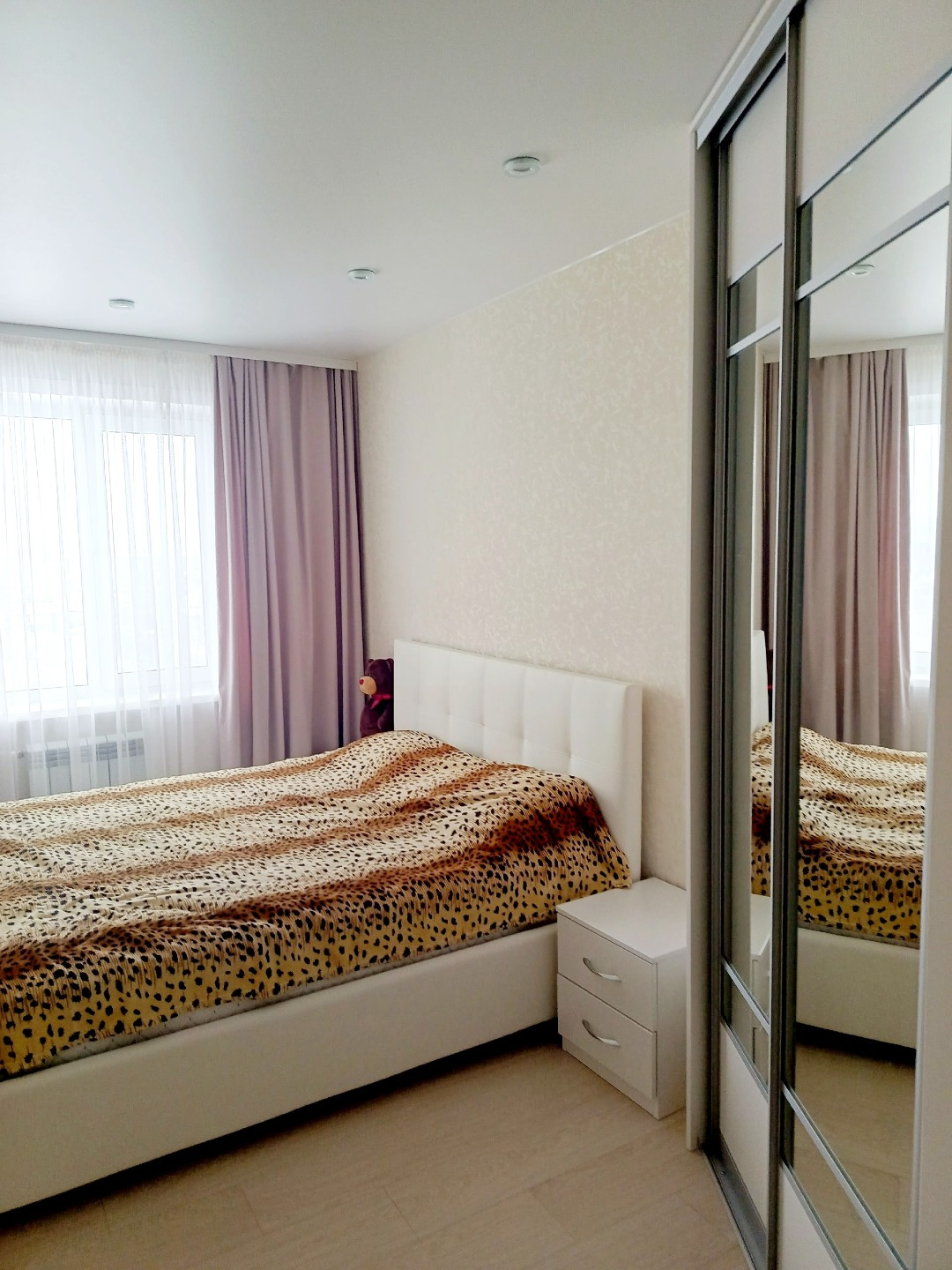 Сдается трехкомнатная квартира в хорошем состоянии. Есть вся необходимая мебель и бытовая техника. Сдается только порядочным людям,без вредных привычек.Можно с детьми,но бех животных. Оплата за месяц 25 000 + вода,свет и газ по счетчикам. Комиссия агентства при подписании договора аренды 12 500 рубл