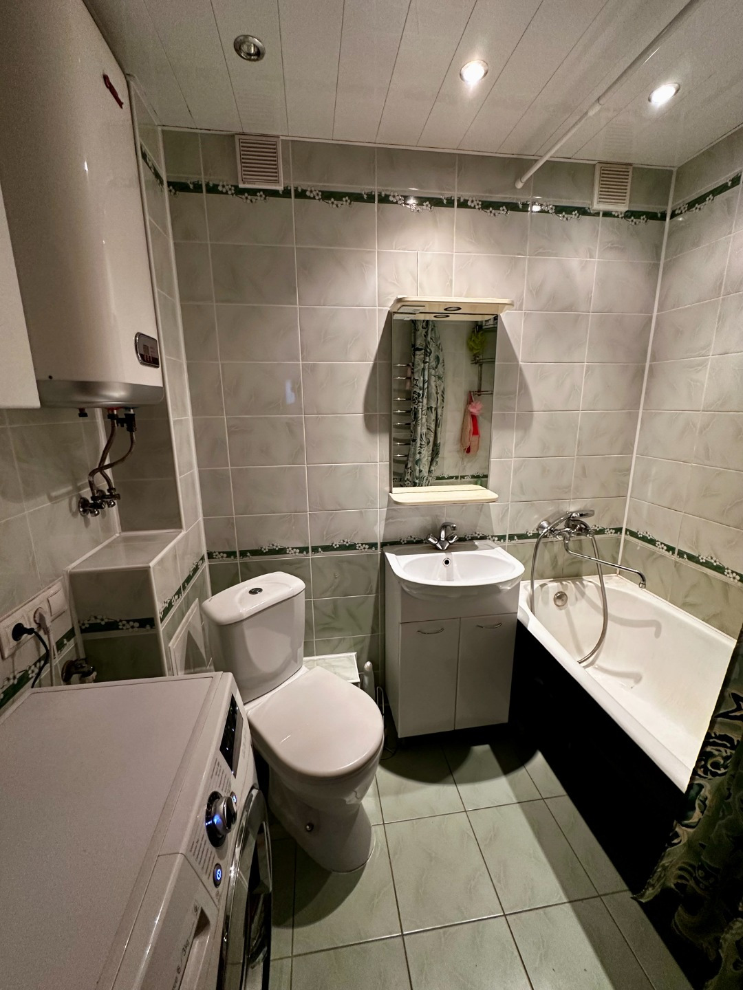 Квартира забронирована!
На прямой продаже 4х комнатная квартира!
+ Солнечная и очень теплая 
+ Балкон застеклен
+ Состояние хорошее! 
+ Нет натяжных потолков, поэтому сами сможете убедиться, что нет протечек на потолке.
+ Чистый подъезд, без запахов 
+ Центр города, развитая инфраструктура 
+ Трансп