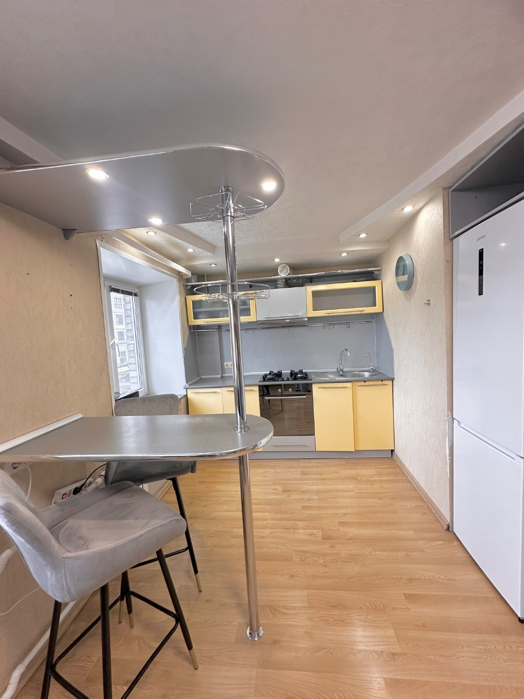 На прямой продаже евро-двухкомнатная квартира.
Планировка кухня-гостиная и спальня.
Состояние квартиры очень приятное.
Остается фактически вся мебель и техника.
Дом очень теплый.
Квартира солнечная.
Санузел совмещен, в кафеле.
Есть гардеробная, достаточно вместительная.
Качественная входная дверь.
У