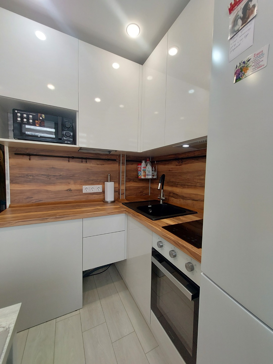 Четырёхкомнатная квартира с тремя отдельными спальнями, просторной гостиной, уютной кухней, раздельным санузлом и большой прихожей.

Выполнен качественный ремонт:
-заменена электропроводка, удобно расположены розетки и выключатели,
-на окнах современные стеклопакеты
-выровнены стены
-натяжные потолк