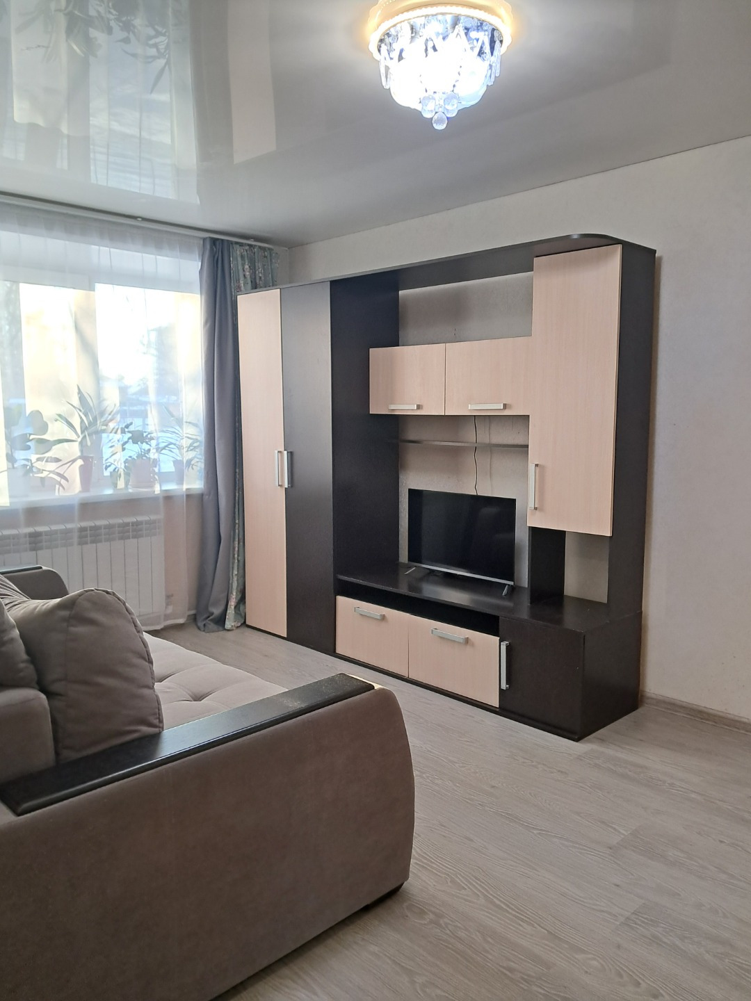 Продается очень светлая , чистая, приятная двухкомнатная квартира! Натяжные потолки. Полностью заменена проводка. Окна ( стеклопакеты) выходят на солнечную сторону.Ламинат. Хорошие соседи. Детский сад во дворе.  Хорошая транспортная развязка. 