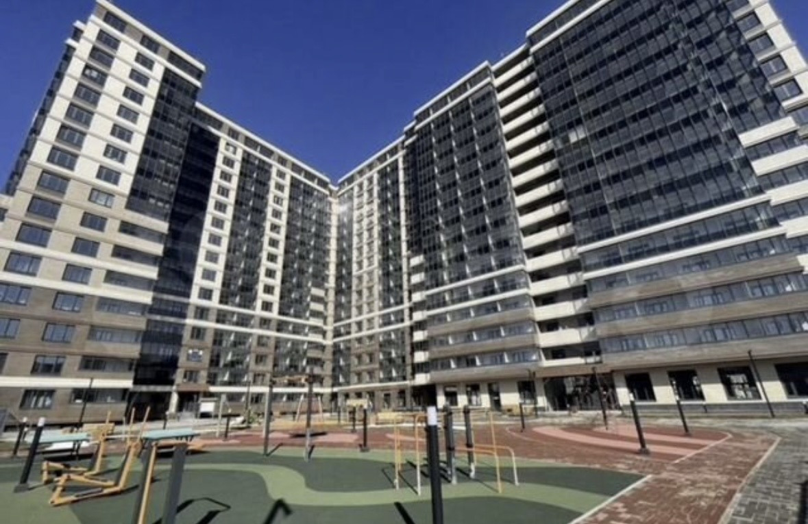 На прямой продаже прекрасная видовая студия в новом ЖК «АKVILONTIME»
Дом имеет закрытую территорию, с оборудованной детской и спортивной площадкой.
Квартира с предчистовой отделкой, позволит вам сделать ремонт на свой вкус!!!
Квартира имеет шикарную застекленную лоджию с которой открывается чудесный