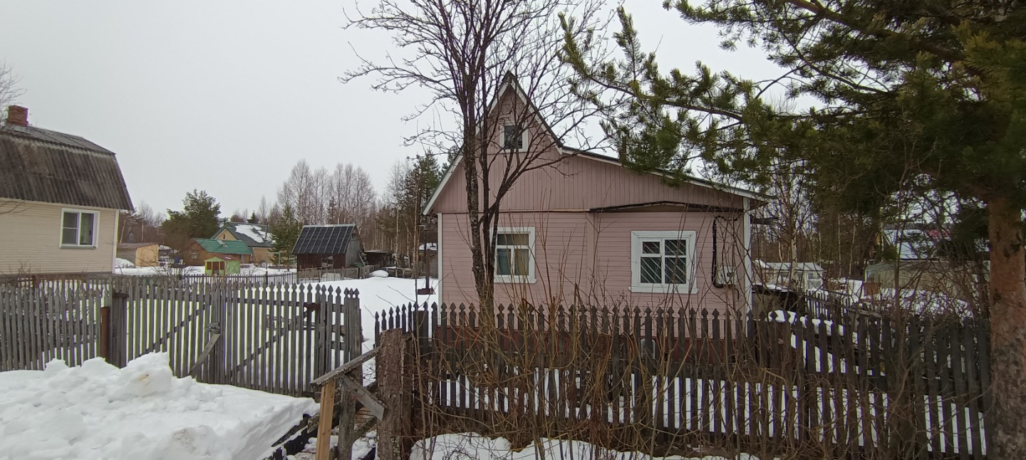 Продам дачу в СНТ «Лодемка». 
Домик из бруса, обшит вагонкой, утеплен, недавно окрашен. В основании - жд шпалы.
Участок сухой, разработан. Имеются посадки картофеля, смородины, малины, клубники.
Для хранения урожая предусмотрен металлический погреб.
Выделено парковочное место.
Имеется колодец с техн