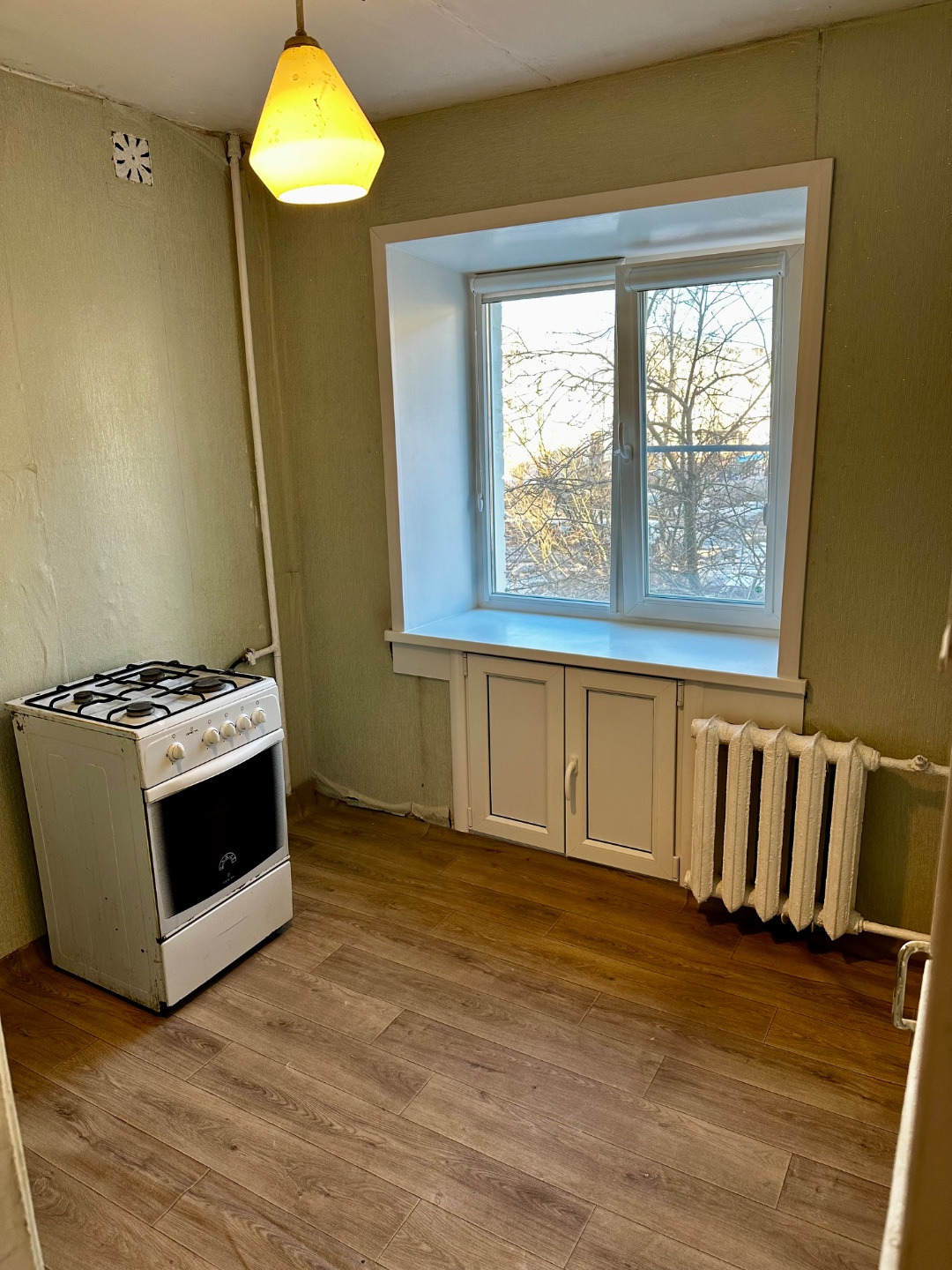 На прямой продаже 2х комнатная квартира в кирпичном доме!
+ Произведена замена всех окон в конце 2025 года
+ Замена водяных стояков во всем доме
+ Кап. ремонт крыши 
+ Очень теплая квартира
В остальном прекрасный вариант сделать всё на свой вкус и цвет!
+ Расположение дома. В 5 минутах Отремонтирова