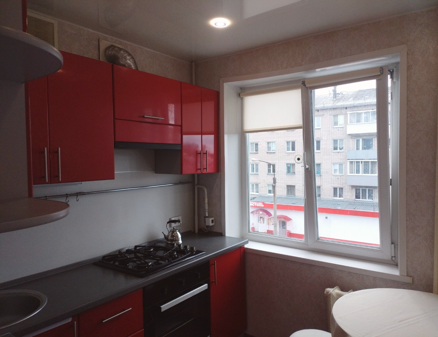 Предлагаем Вашему вниманию , отличный вариант для небольшой семьи!
Уютная квартира , в хорошем состоянии, с самой  удачной планировкой (распашонка), комнаты раздельные на разные стороны дома. Сделан косметический ремонт, замена окон на стеклопакеты,балкон остеклен (обшит и облагорожен), натяжные пот