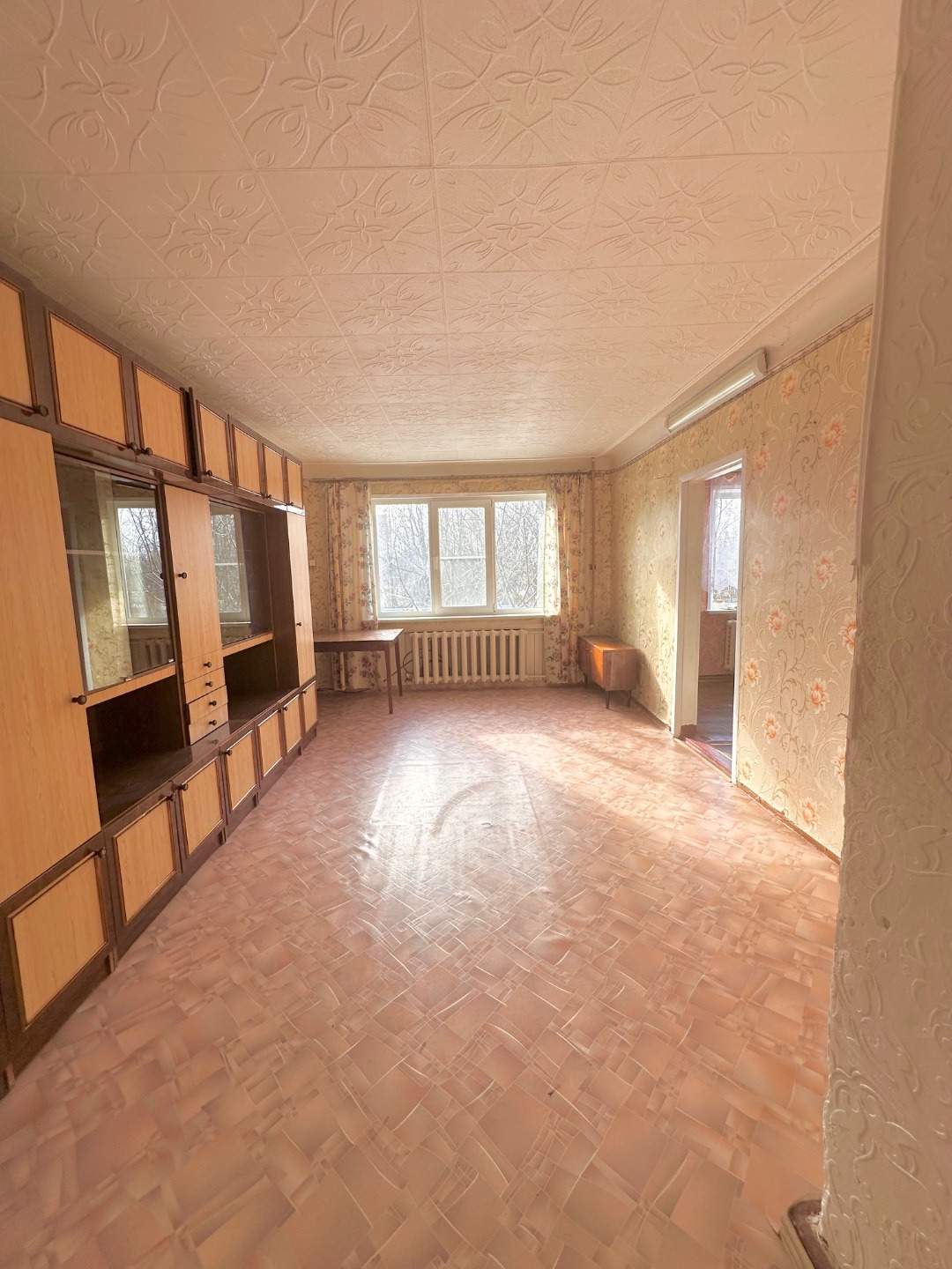 На прямой продаже 2-х комнатная квартира.
Дом деревянный, очень ровный.
Высокий цоколь.
Квартира в простом состояние,  все чисто и аккуратно.
На всех окнах установлены стеклопакеты, установлен счетчик на газ и воду.
Квартира очень солнечная и теплая.
Центральное отопление, канализация, холодное водо