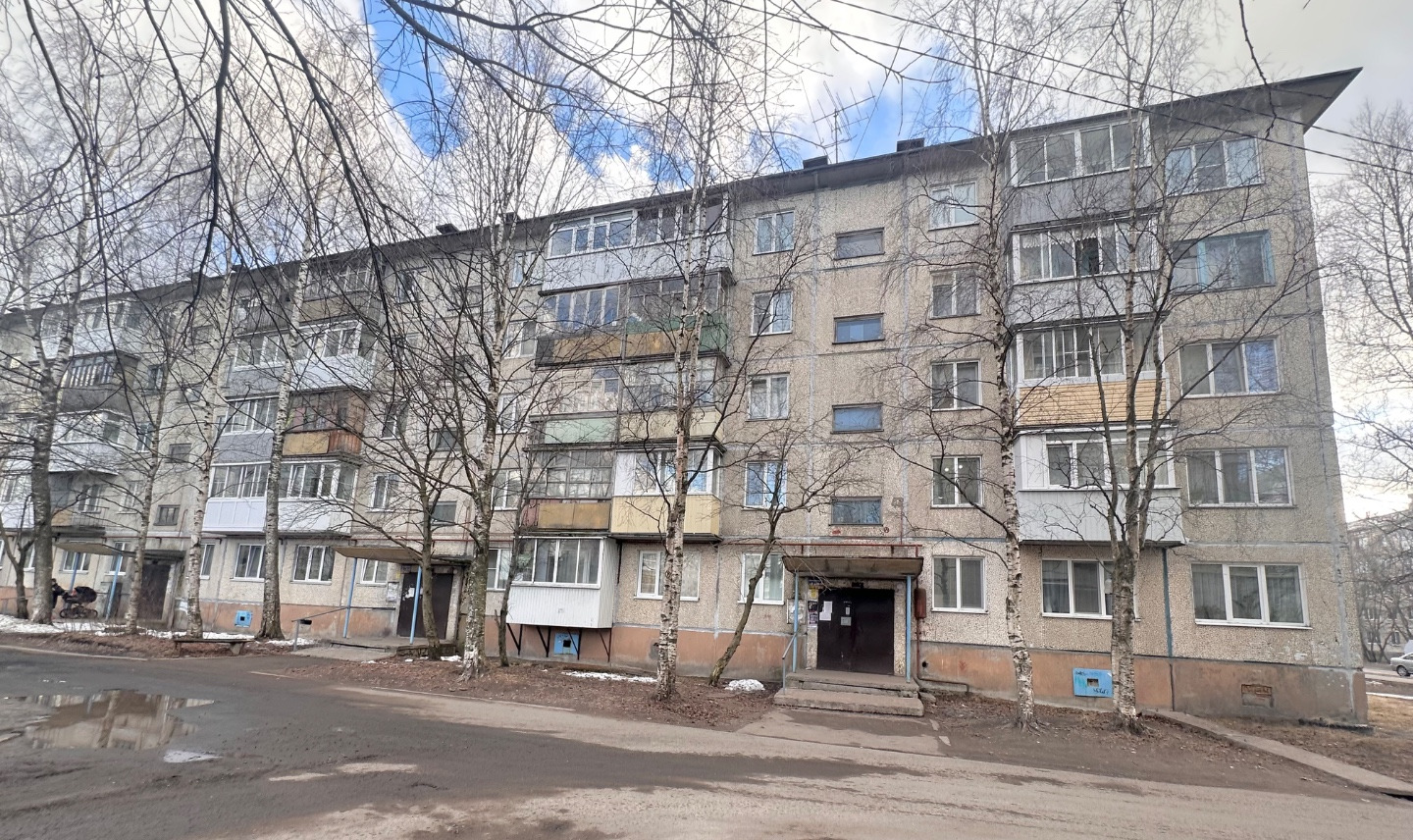 На прямой продаже 3-х комнатная квартира.
Квартира теплая.
Есть балкон - застеклен.
Установлены счетчика на воду, газ, электричество.
Квартира требует полного ремонта.
В подъезд установлены новые домофоны.
Отличный район: рядом детские сады, школа №51, музыкальная школа, бассейн, много магазинов и о