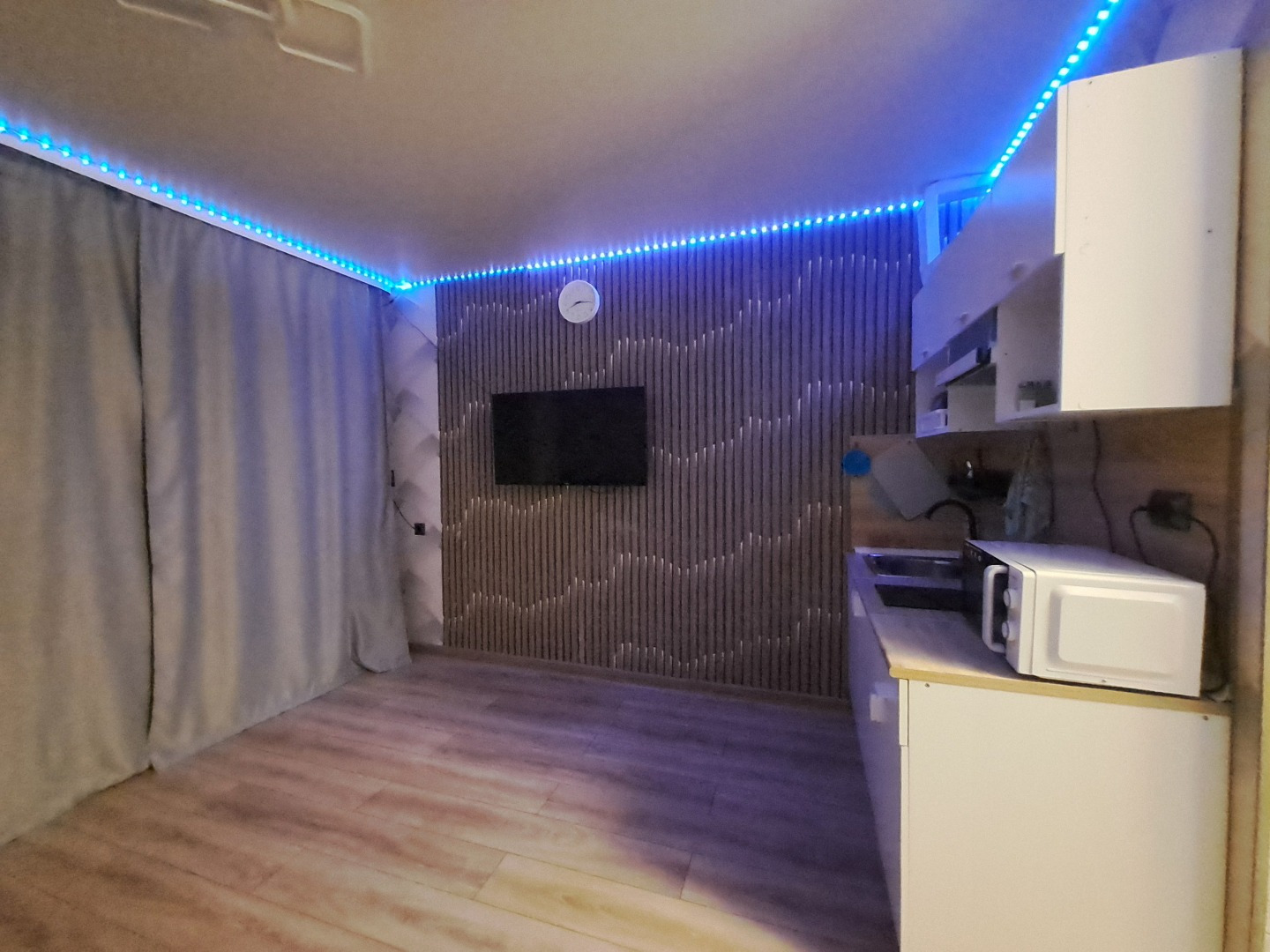 На прямой продаже уютная квартира с отличным ремонтом. Ремонт свежий, мебель новая. Чистый подъезд. Хорошая транспортная развязка.