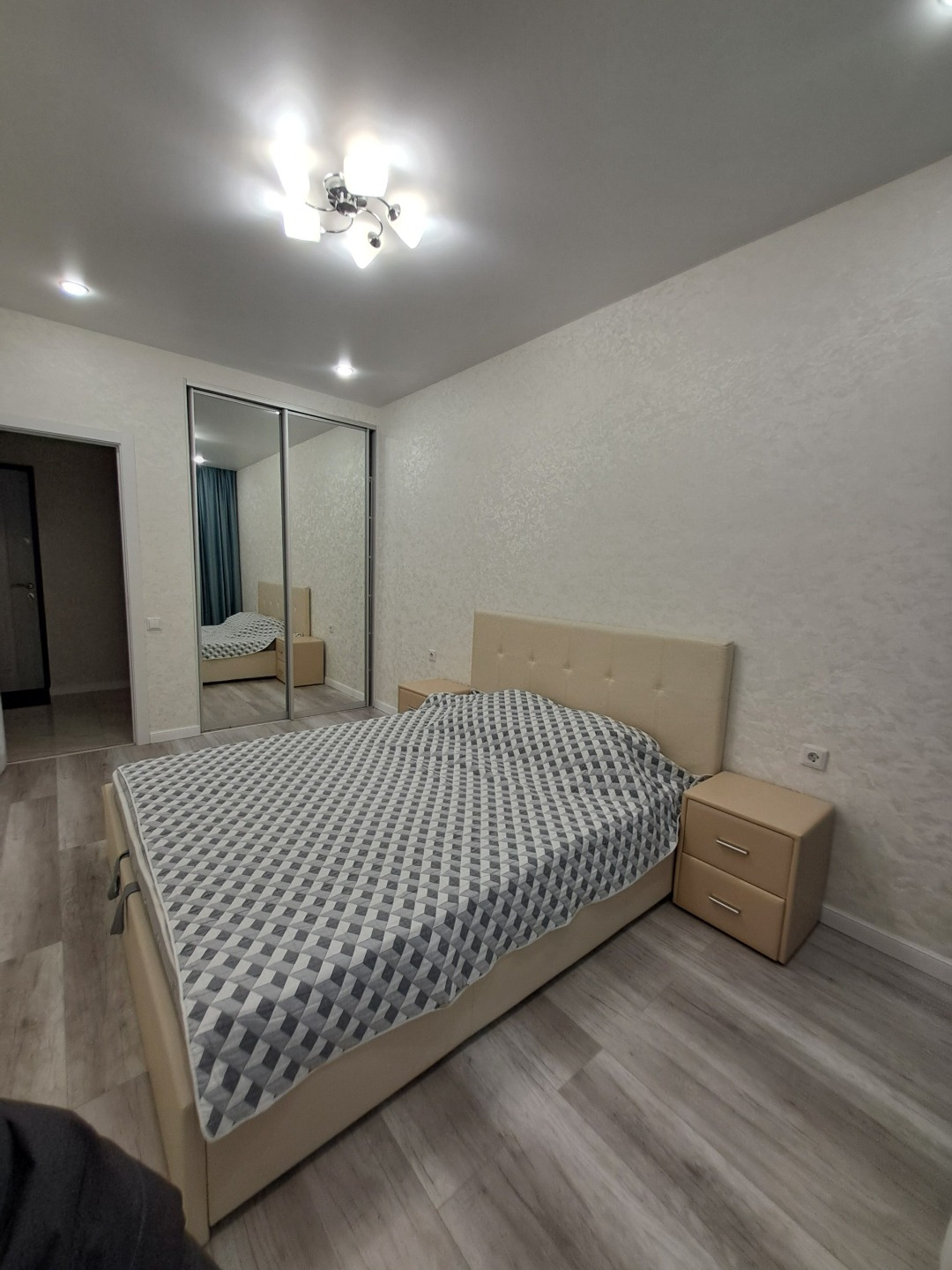 На прямой продаже уютная квартира в тихом дворе! Ремонт хороший, дом индивидуальный, своя огороженная территория, в доме есть спортзал. Мебель остается. 