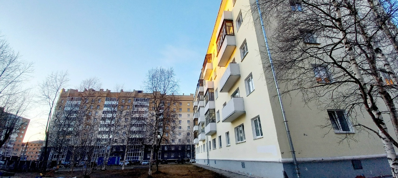 Возможна АРКТИЧЕСКАЯ ИПОТЕКА под 2% на эту квартиру!
ПРОДАЕТСЯ 2-к.КВАРТИРА - ул.Советская -д.60 (г.Северодвинск)
- в кирпичном доме (дом после кап.ремонта)
- этаж 5/5, 
- балкон застеклен (ст/пак),
- комнаты смежные (1 проходная)
- площадь общая 45,2 кв.м.
- санузел в кафеле, совмещен,
- окна - сте