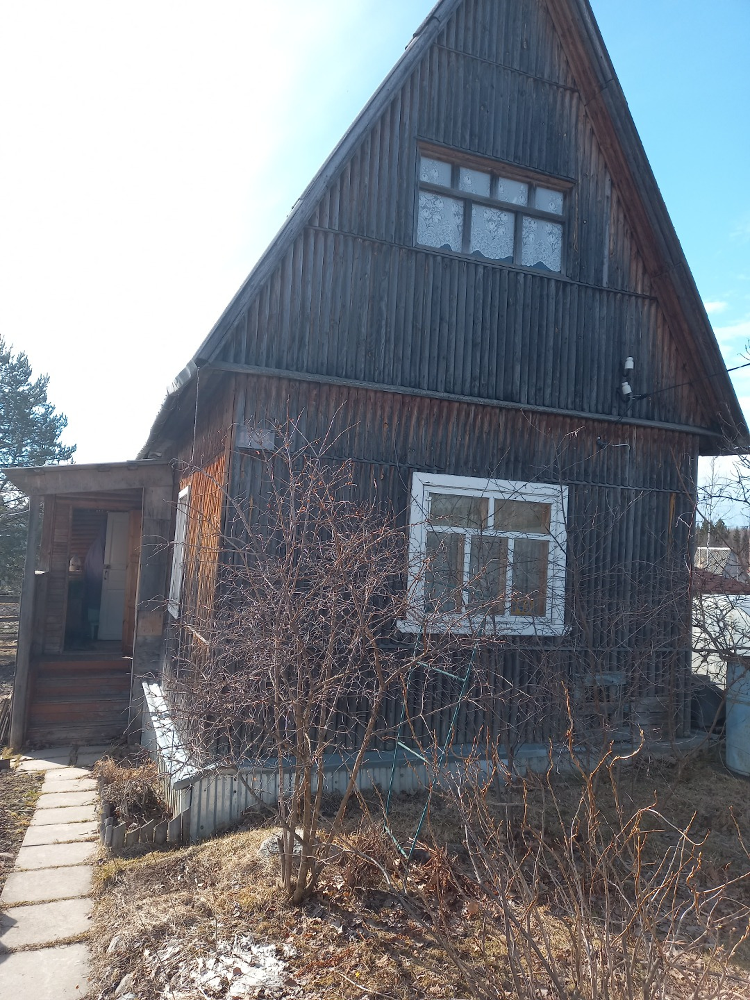 Продам дом и земельный участок в СНТ Маяк, 11 линия. Земельный участок всегда сухой, разработан, подготовлен под посадки, есть ягодные кусты. На участке: дом, сарай, погреб, теплица, баня. 