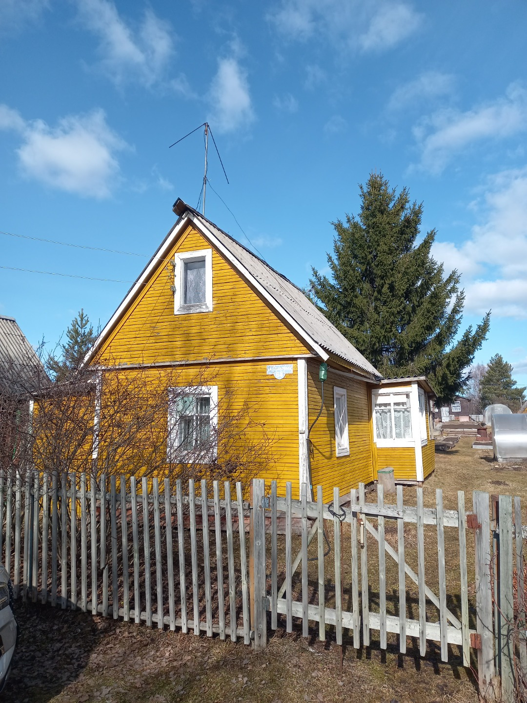 Продам дачу в СНТ «Зори Севера». Земельный участок сухой, ровный, разработан, подготовлен под посадки. На участке: дом, баня, дровенник, теплица. В летний сезон работает водопровод . Возможен торг.