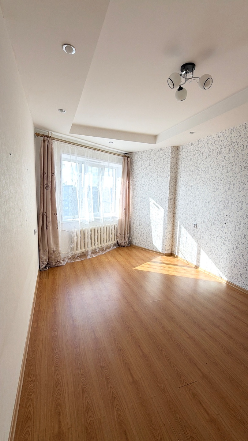 На Прямой продаже отличная 3х комнатная квартира 93 серии!
- комнаты раздельные
- большая кухня
- просторная прихожая, с вместительным шкафом-купе
- Лоджия застеклена
- Шикарный вид, СОЛНЕЧНАЯ!
- отдельный тамбур на 2 квартиры
- все что на фото, остается в подарок  покупателю
- санузел совмещен( пер