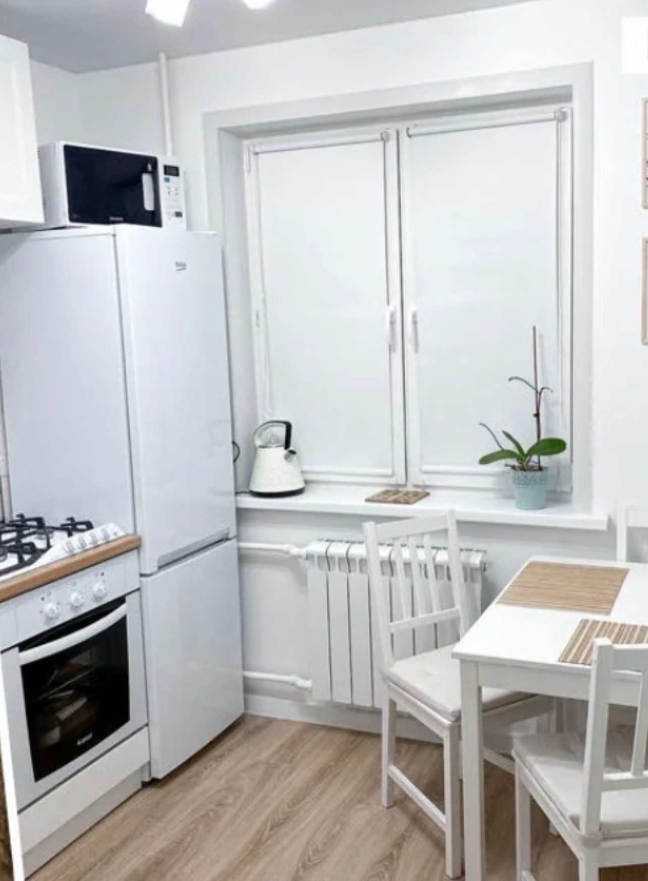 
На прямой продаже 4х комнатная квартира!
+ Солнечная и очень теплая 
+ Балкон застеклен
+ Состояние хорошее! 
+ Сделан хороший свежий ремонт, можно заехать и жить!
+ В квартире остается вся мебель и техника
Кухня, шкафы-купе, кровать, диваны и остальное 
+ Чистый подъезд, без запахов 
+ Центр город