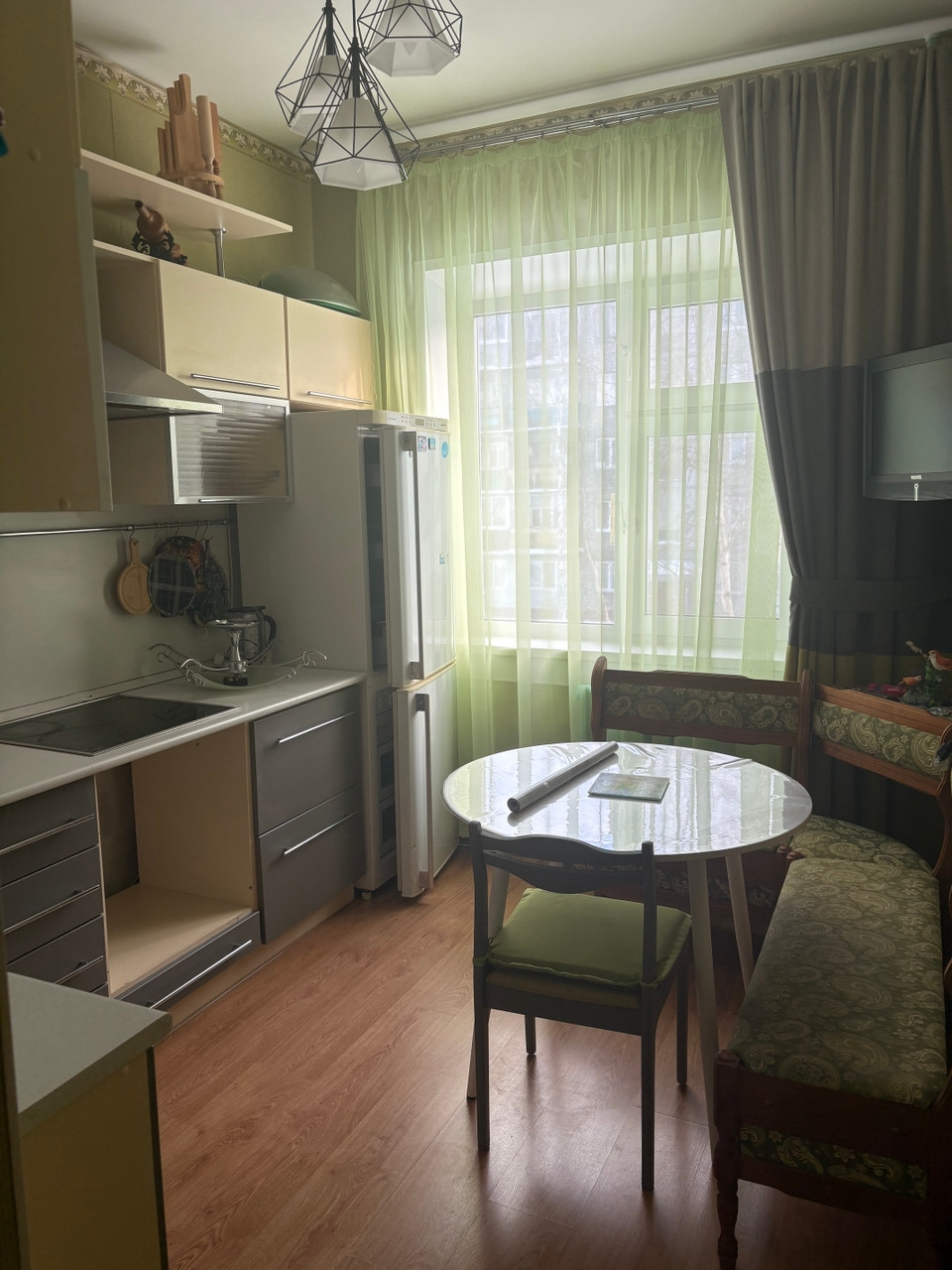 Сдаётся на длительный срок 2-х комнатная квартира, есть все необходимое для комфортного проживания. Цена: 15 000 + ку
Залог 10 000, комиссия агентства 10 000 р