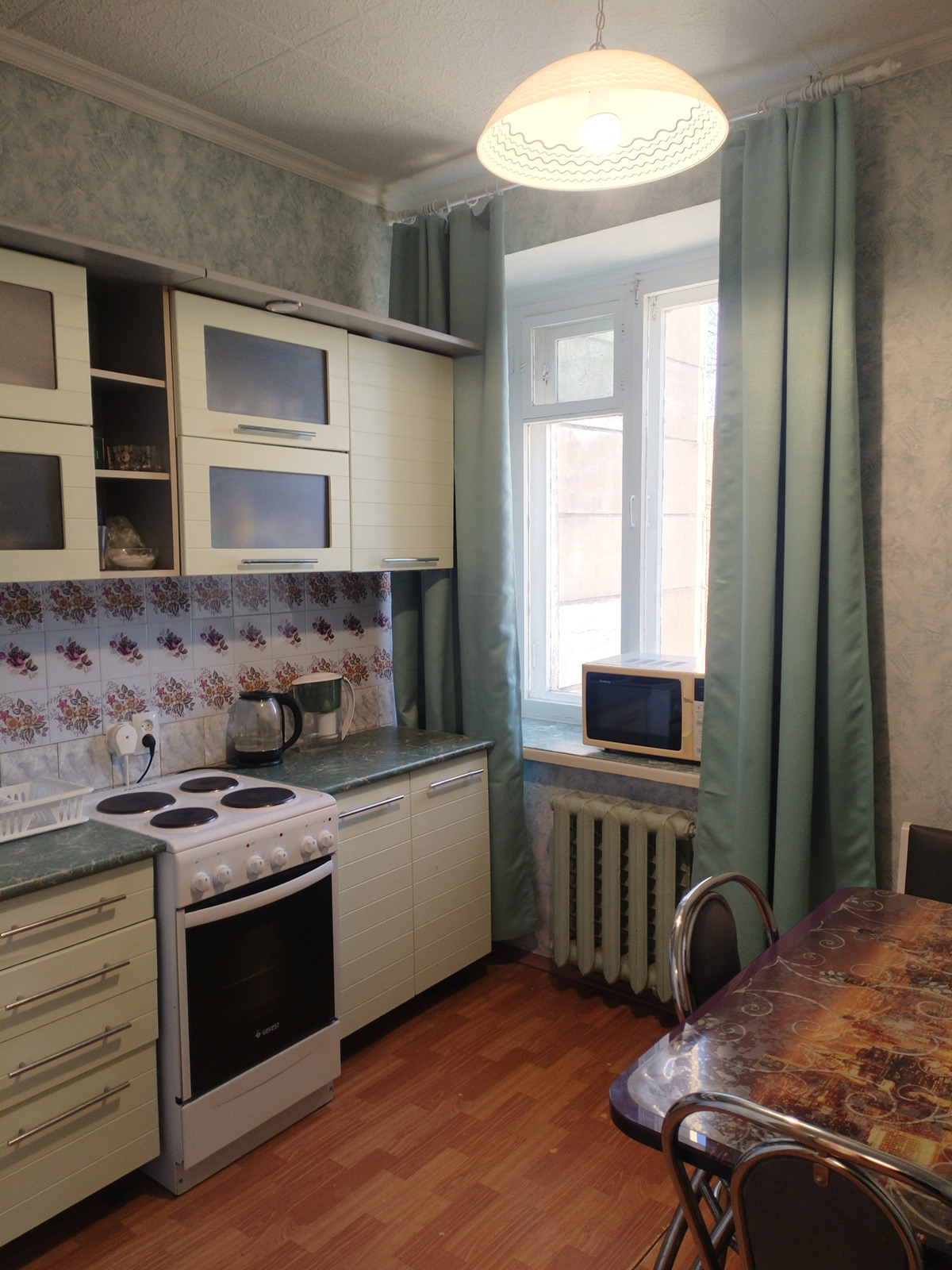 Сдается  уютная   квартира, на длительный срок!
По Факту это двухкомнатная квартира,где будет закрыта одна комната и в Вашем распоряжении просторная однокомнатная квартира!
Кухня 9 (девять) квадратных метров , комната 20 квадратных  метров ,большой балкон(застекленный).
Квартира в хорошем состоянии 