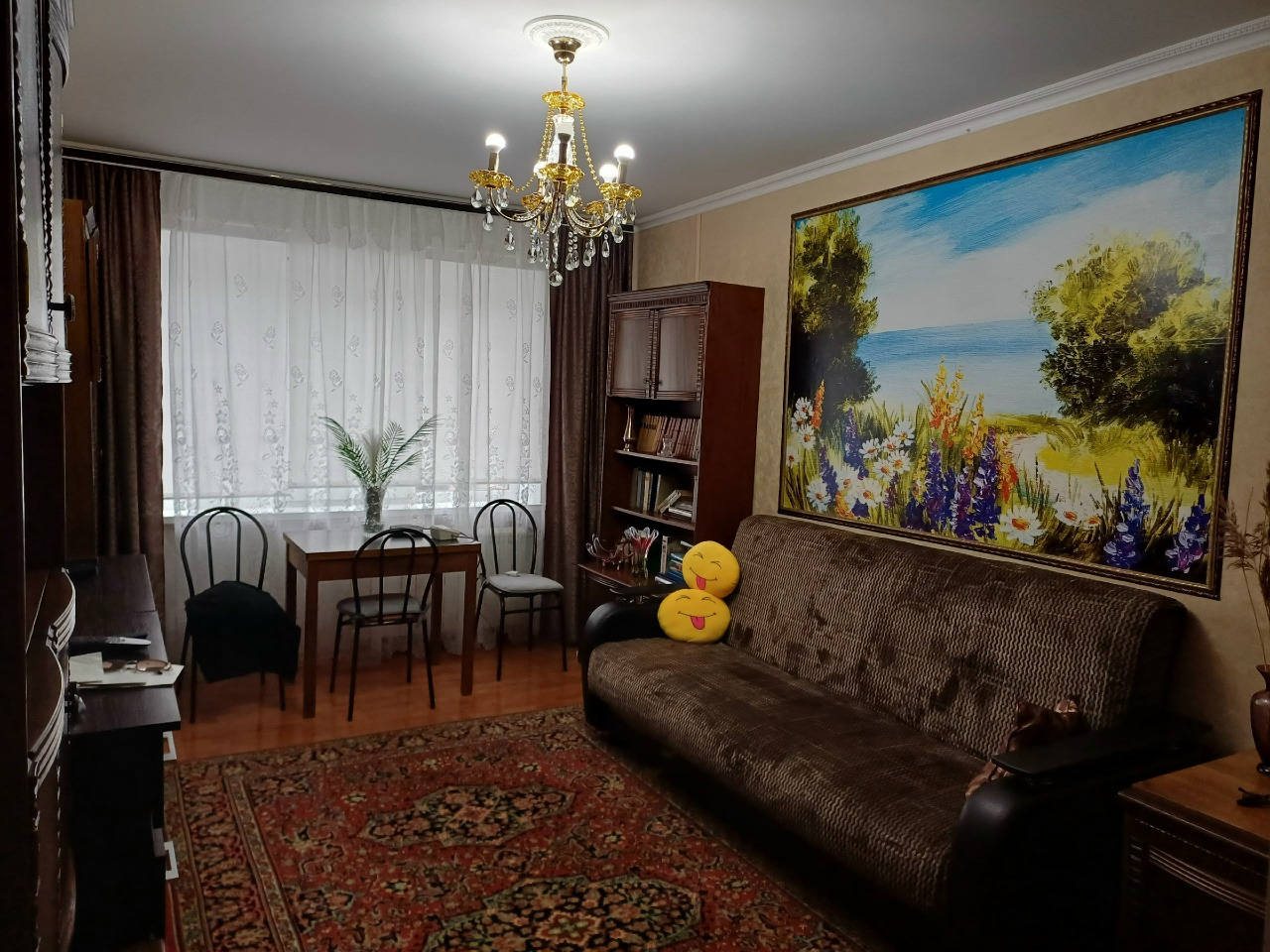 На прямой продаже 2-х комнатная квартира в п. Катунино (распашонка), комнаты и с/у раздельно. Стеклопакеты, радиаторы, балкон застеклен.Общая площадь 47 кв.м. жилая 27кв.м. кухня 6 кв.м. Состояние хорошее, остаётся многое из мебели. Один взрослый собственник В шаговой доступности магазины ( Магнит, 