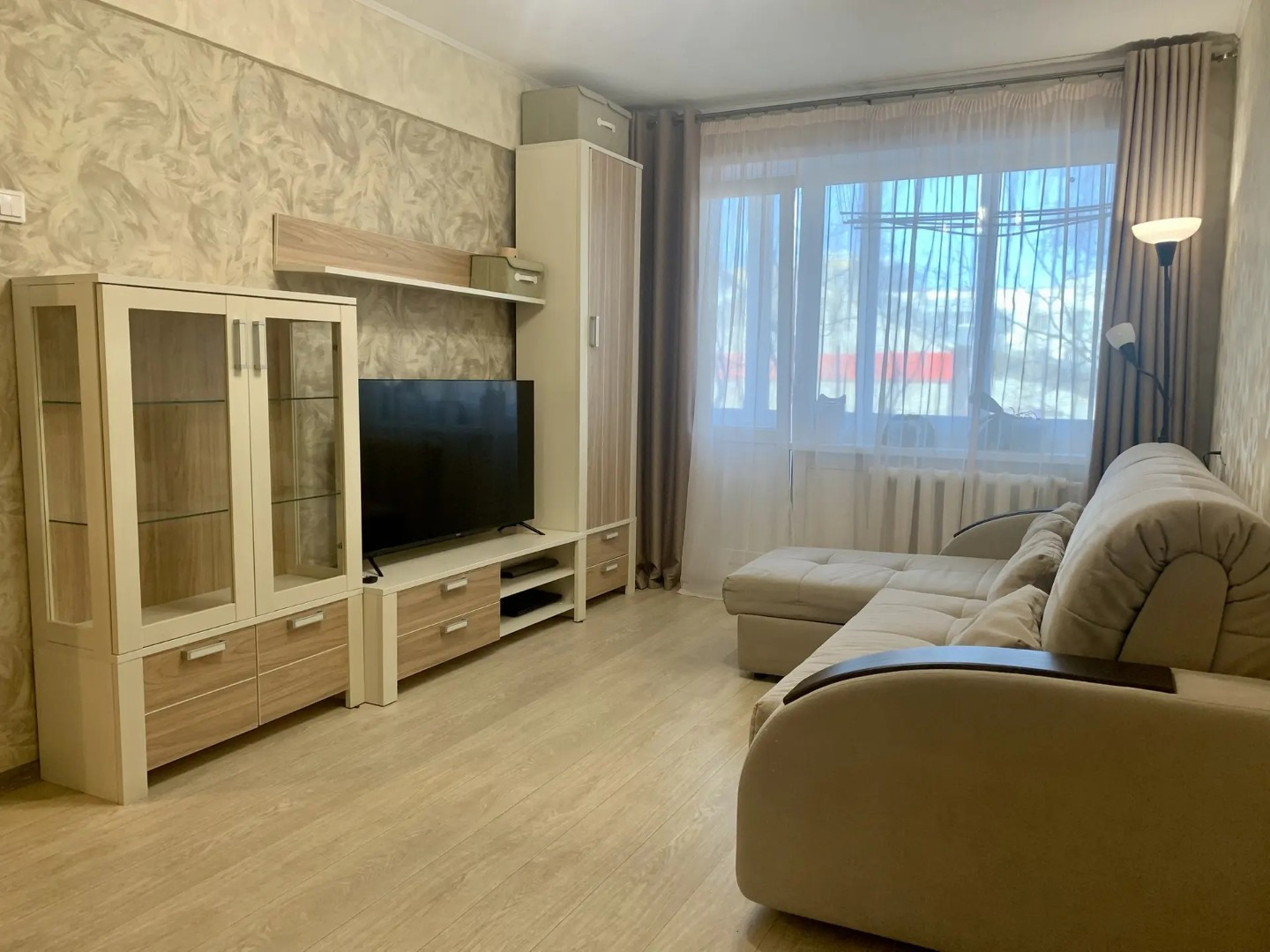 Продается 1-ком. квартира на 2 этаже 9-этажного панельного дома ульяновской серии.
Общая площадь квартиры - 30,8 м2:
Комната - 17,0 м2;
Кухня - 5,2 м2;
Санузел (совмещен) - 3,2 м2;
Коридор - 5,2 м2;
Лоджия (на 2 окна, застеклена).
В квартире выполнена удобная перепланировка (узаконена), сделан косме