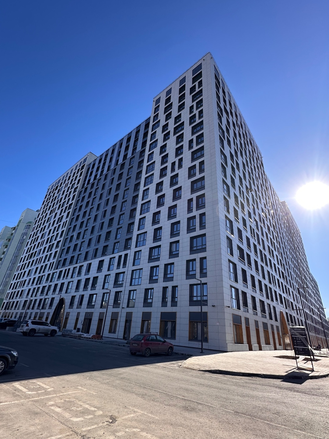 Продается евротрехкомнатная квартира в новом жилом комплексе Сити Тауэрс. Дом сдан в конце 2025 года, сейчас идет передача ключей. Вы покупаете квартиру в уже готовом доме, без рисков и ожиданий.

Локация одна из самых востребованных. Рядом Титан Арена, остановки общественного транспорта, торговые и