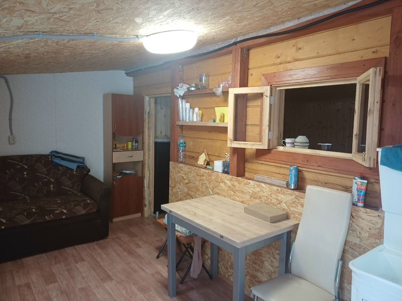 На продаже земельный участок 5, 5 соток в долгосрочной аренде ( до 2037 года  с автоматическим продлением ) ЛПХ, участок сухой, подъездные пути, в шаговой доступности инфраструктура( магазины, детский сад, школа , озеро), лес, свежий воздух.На участке имеется-
Гараж 6*8, каркасный, на бетонных блока