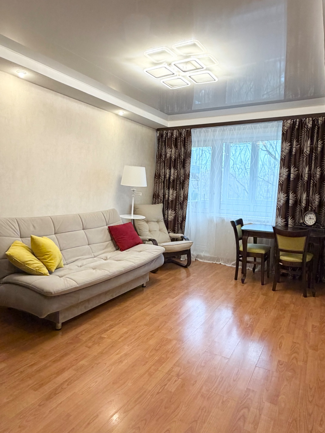 Продается уютная трехкомнатная квартира на четвертом этаже панельного дома.
Очень теплая и уютная!
Все комнаты раздельные!
Имеется Балкон - застеклен!
Между комнатами вместительная Гардеробная!
Останься встроенная кухня и шкафы-купе в комнатах.