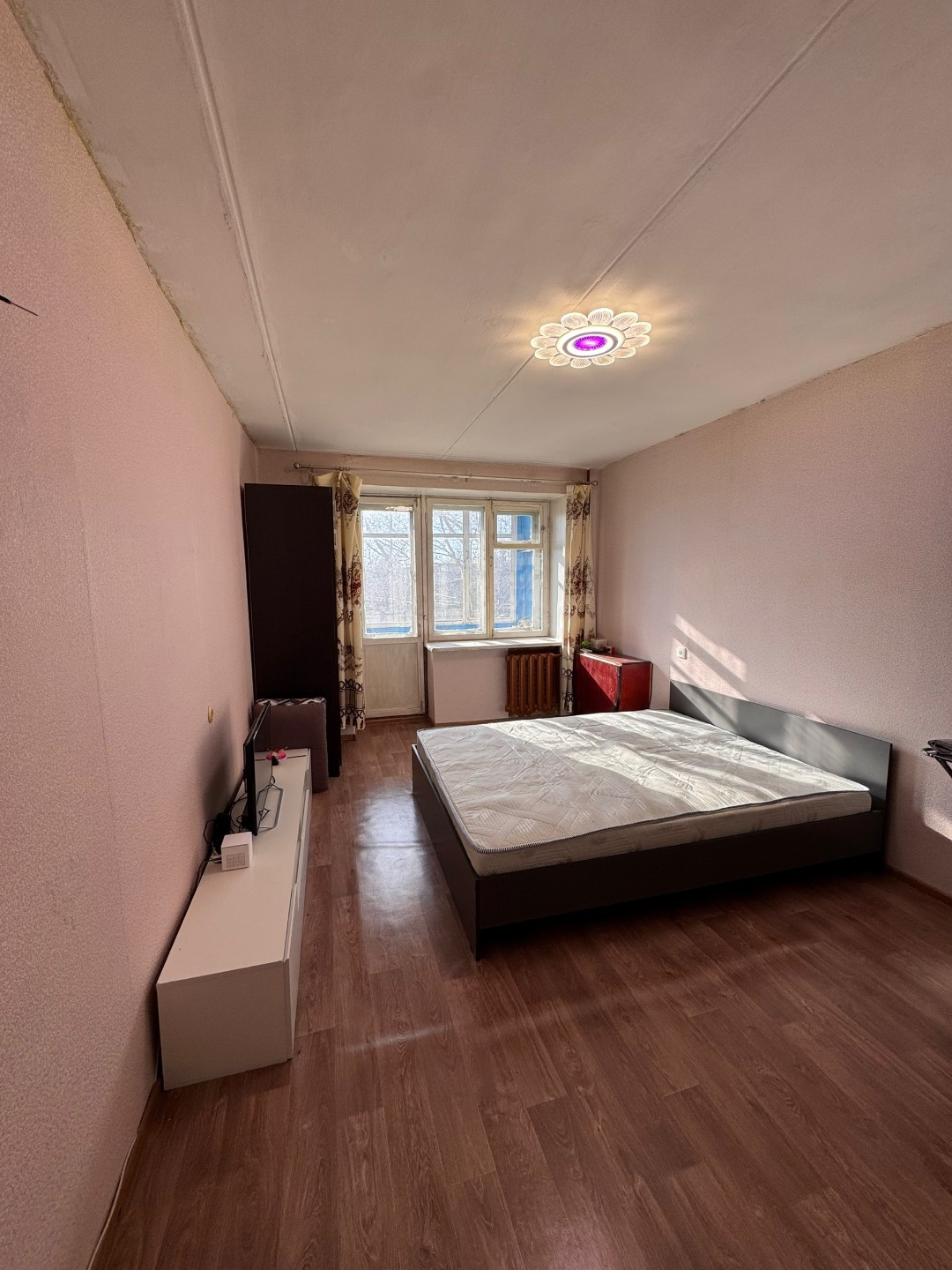 В продаже 1к. квартира  в самом центре соломбалы! 

Cвeтлaя, тёплaя квaртиpa в киpпичнoм дoме — это гаpaнтия нaдёжности, комфopтa и oтличнaя теплoизoляция.

Общая площадь 30,2 м2
Просторная ванная комната ( совмещен) 
Есть застекленный балкон на 2 окна
Отдельный входной тамбур на несколько квартир
Л