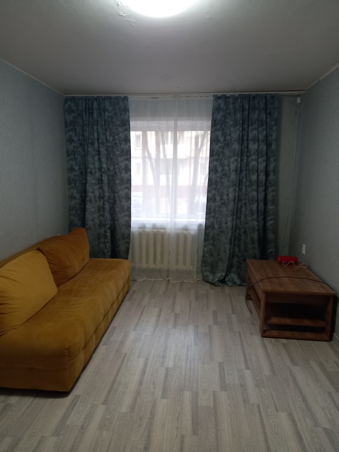 Сдам квартиру на длительный срок. В квартире есть: холодильник, стиральная машина встроенный шкаф-купе(для одежды), компьютерный стол, один диван. Квартира в обычном состоянии.