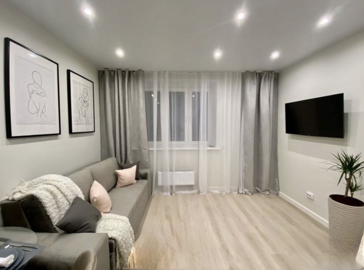 Сдаётся Студия в новостройке .
Дом 2020 года. Кирпичный.

Сделан современный ремонт в соответствии с дизайн- проектом.

Функциональная кухня, есть микроволновая печь, варочная поверхность ,вытяжка, холодильник, стиральная машина. 
Телевизор- со smart tv. Вай- Фай.

Вместительная гардеробная.
Диван- 